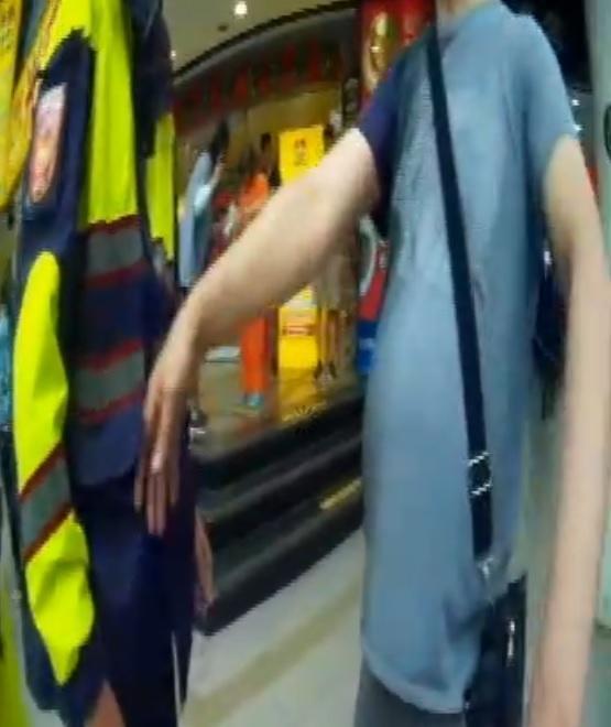 林男惡行被發現,竟還攻擊員警,最後被辣椒水制伏。(翻攝畫面)