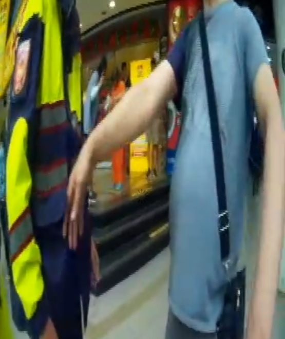 林男惡行被發現，竟還攻擊員警，最後被辣椒水制伏。（翻攝畫面）