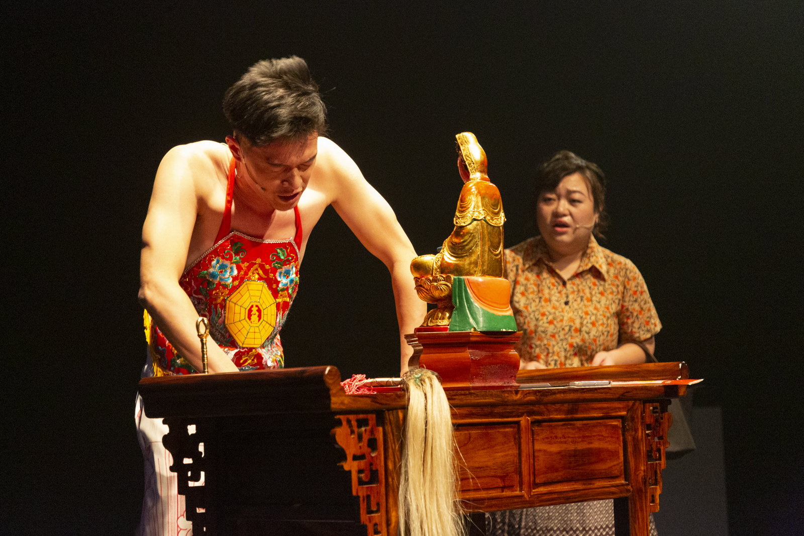 來自新加坡的戲劇《上身不由己》自11月30日起，首度在台北水源劇場演出。（娩娩工作室提供）