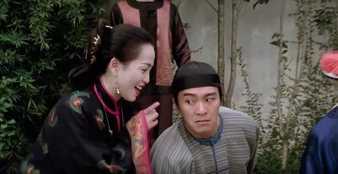 電影《九品芝麻官》中的苑瓊丹(左),一場連珠砲吵架的戲卻苦了她。(翻攝自網路)