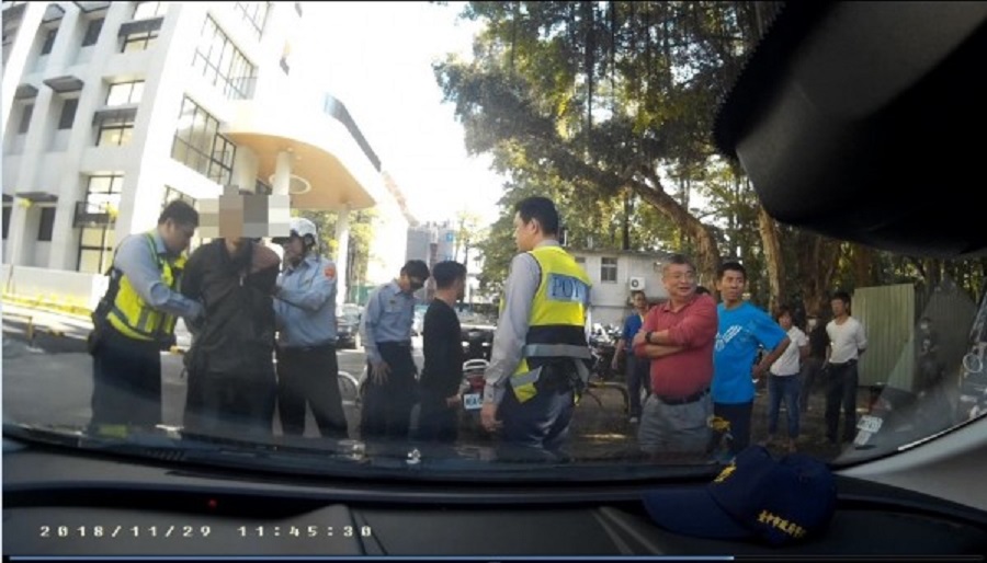 員警迅速將揮舞美工刀的范男（左2）制伏。（警方提供）