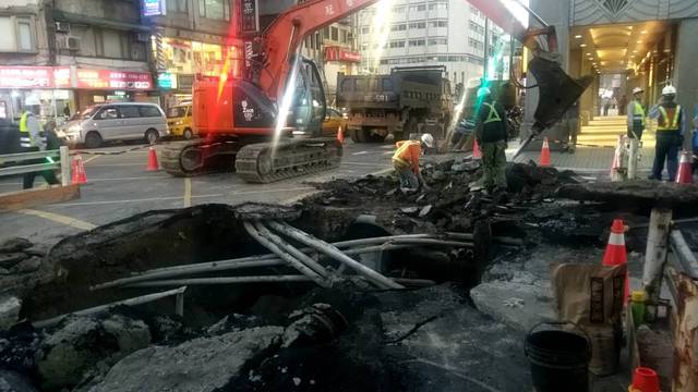 天坑尚未修復，29日下午又傳擴大陷落。（翻攝畫面）