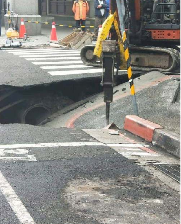 北市吉林路口傳坍塌，碩大天坑造成小貨車掉落。（翻攝畫面）