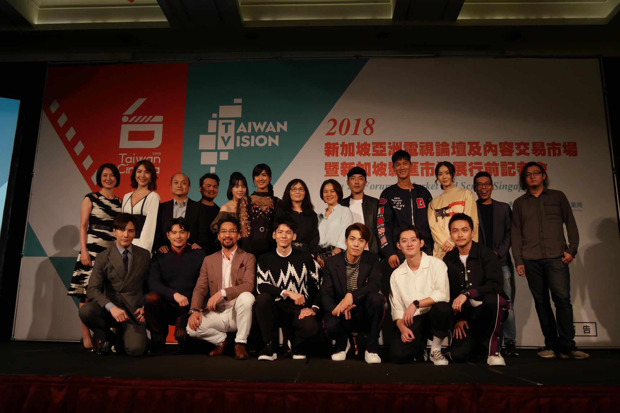 台劇即將到新加坡參展,今舉行行前記者會,出席演員大合照。(台北影音製作節目商業同業公會提供)。