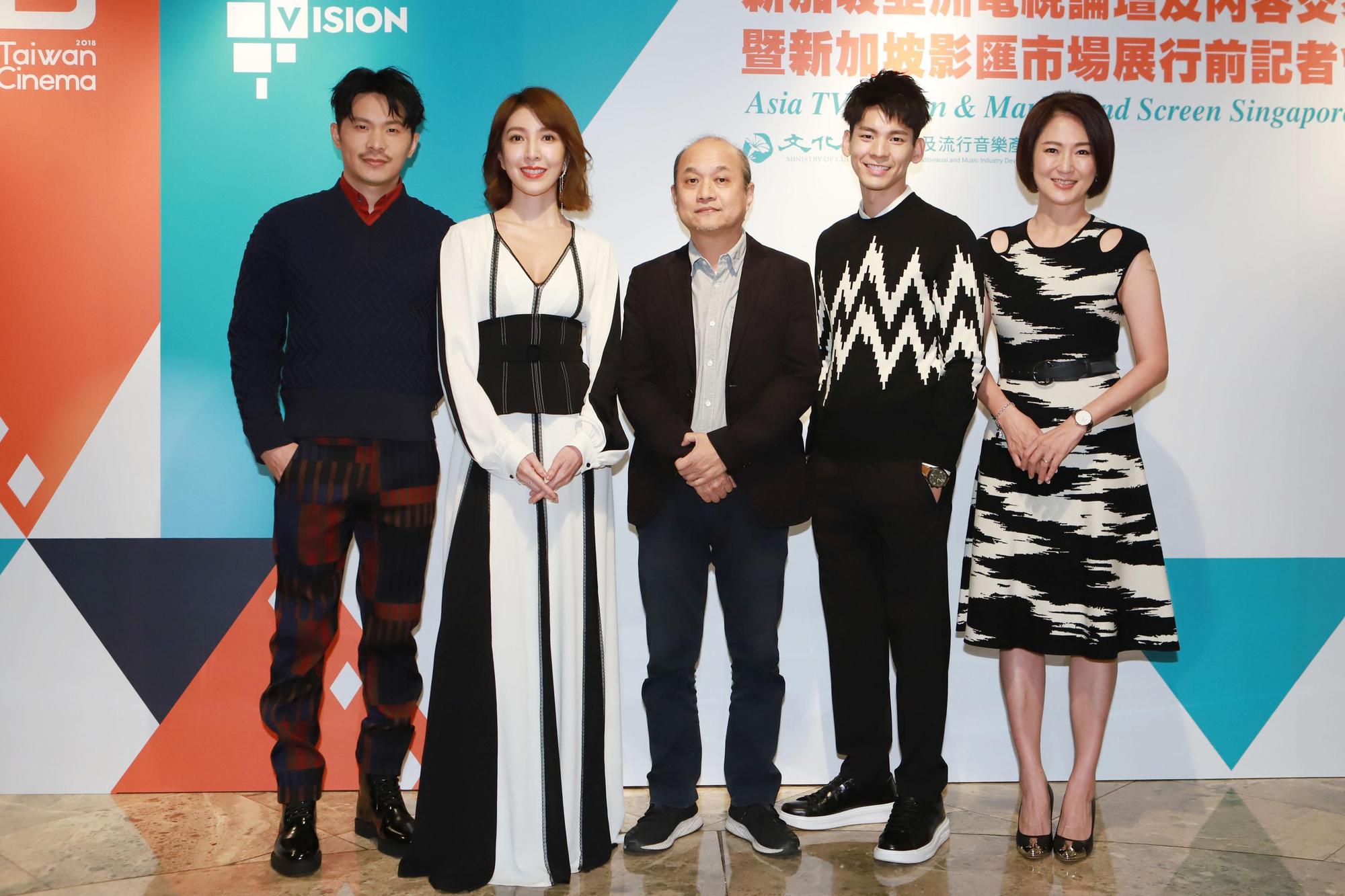 《鏡子森林》描述記者生態,讓演員都向記者討教,由左至右為:姚淳耀、楊謹華、導演鄭文堂、林柏宏、李之勤。(民視提供)