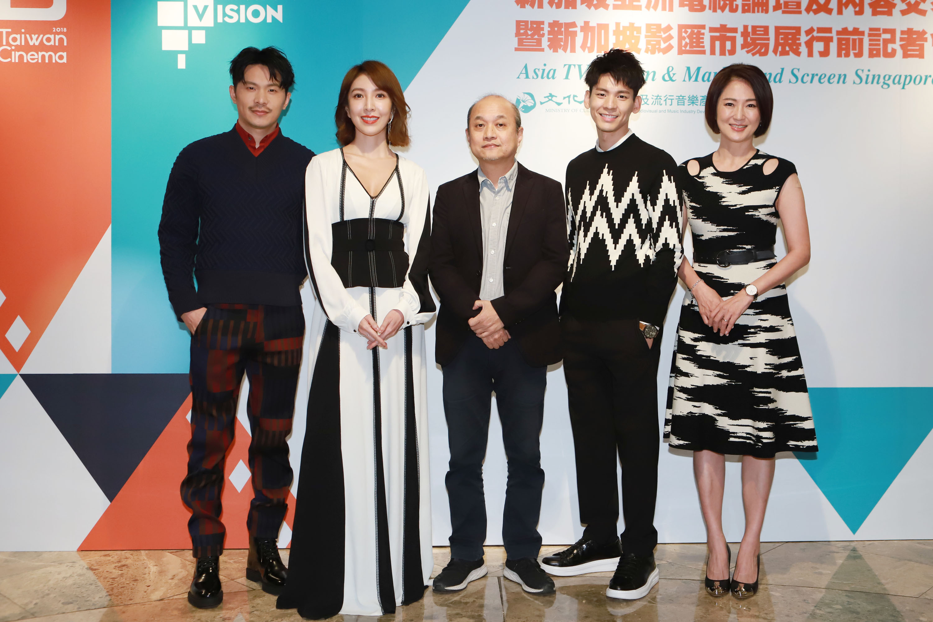 《鏡子森林》描述記者生態,讓演員都向記者討教,由左至右為:姚淳耀、楊謹華、導演鄭文堂、林柏宏、李之勤。(民視提供)