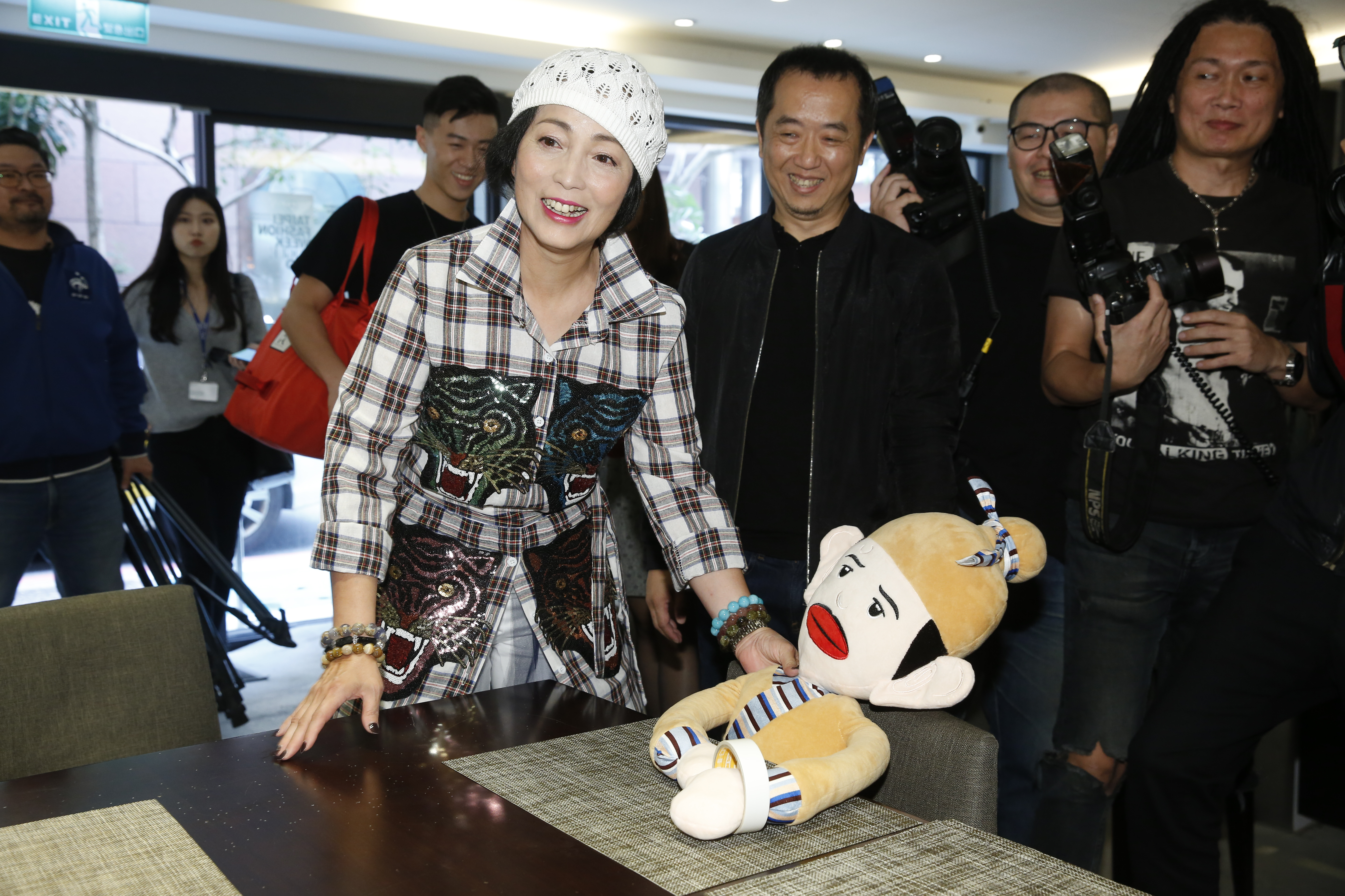 苑瓊丹談人生觀，她笑笑說：「就盡量吧。」    