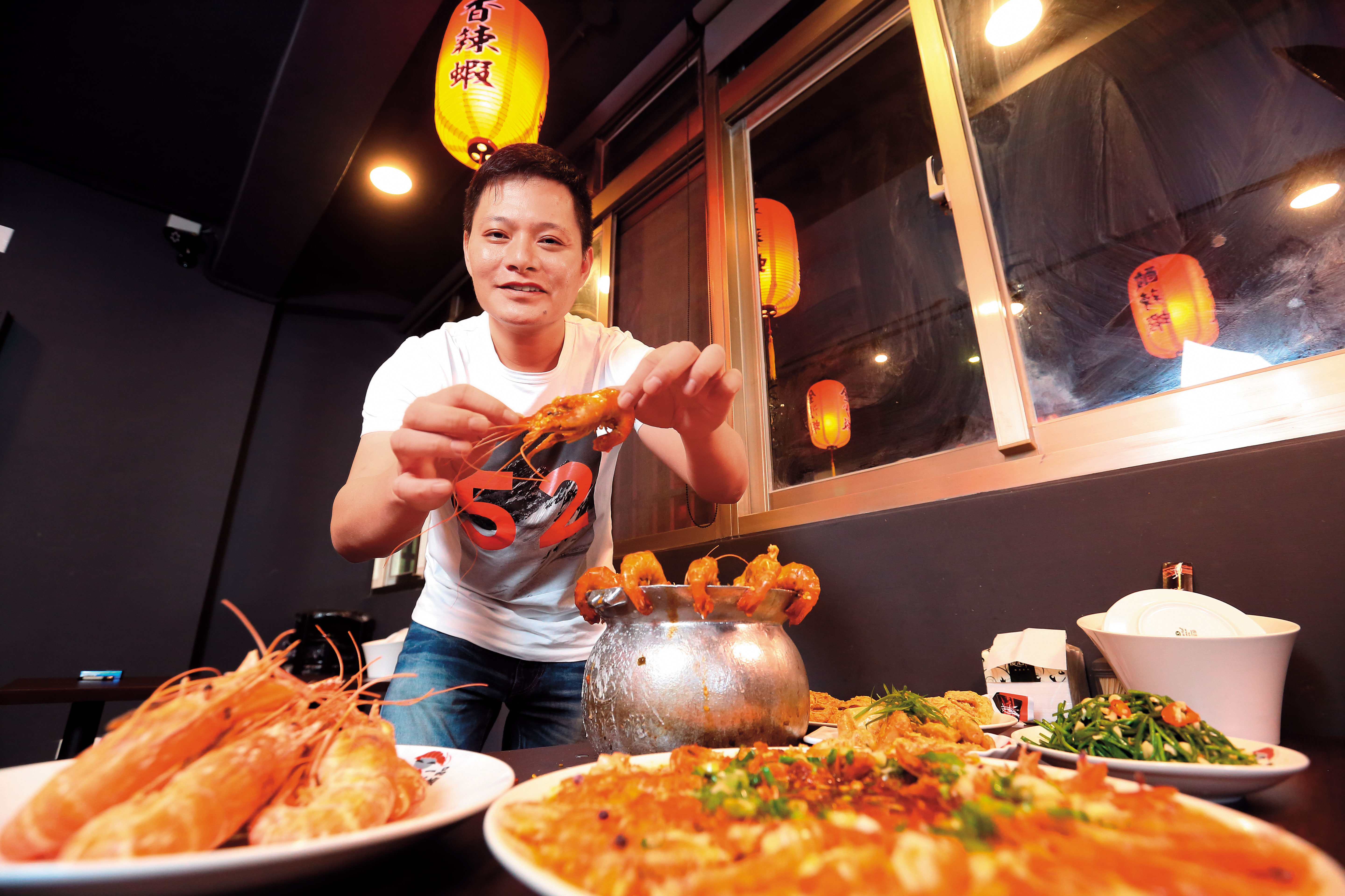 41歲的蕭文明曾浪蕩江湖，他說自己的人生就像酸辣蝦，酸甜苦辣交雜。