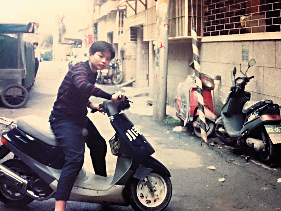 蕭文明小時候叛逆愛玩，16歲就開始騎機車，後來還因愛改車跑去機車行當學徒。（蕭文明提供）