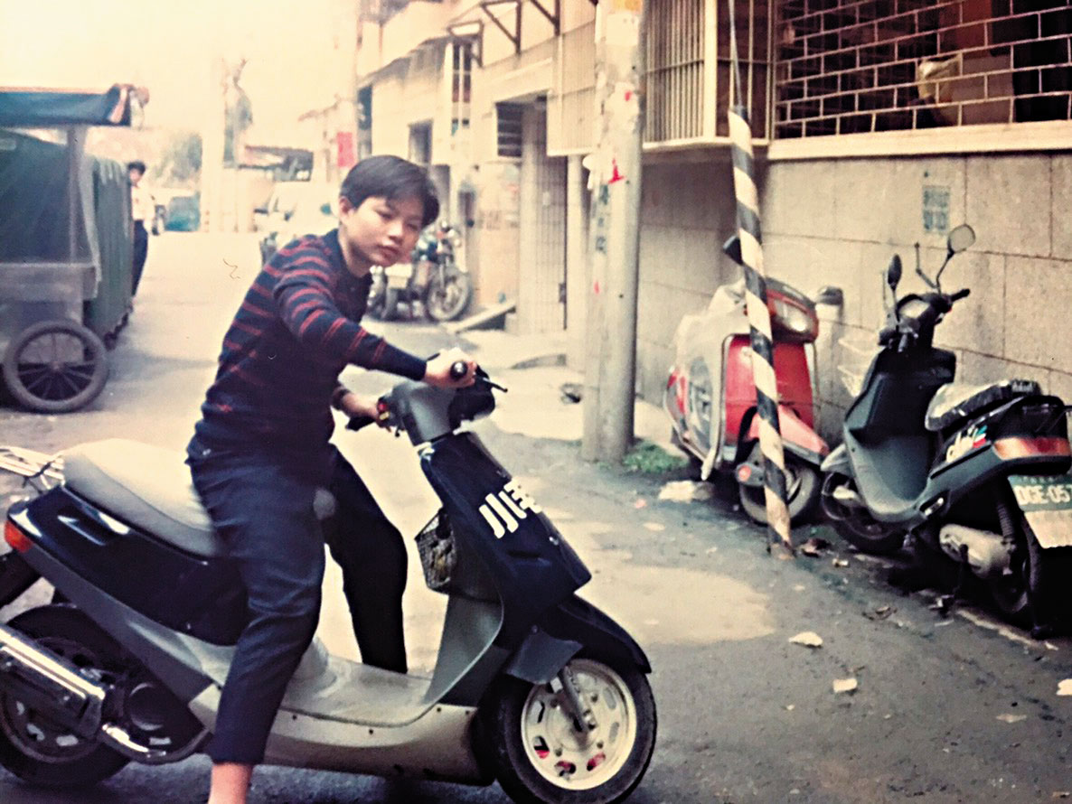 蕭文明小時候叛逆愛玩，16歲就開始騎機車，後來還因愛改車跑去機車行當學徒。（蕭文明提供）