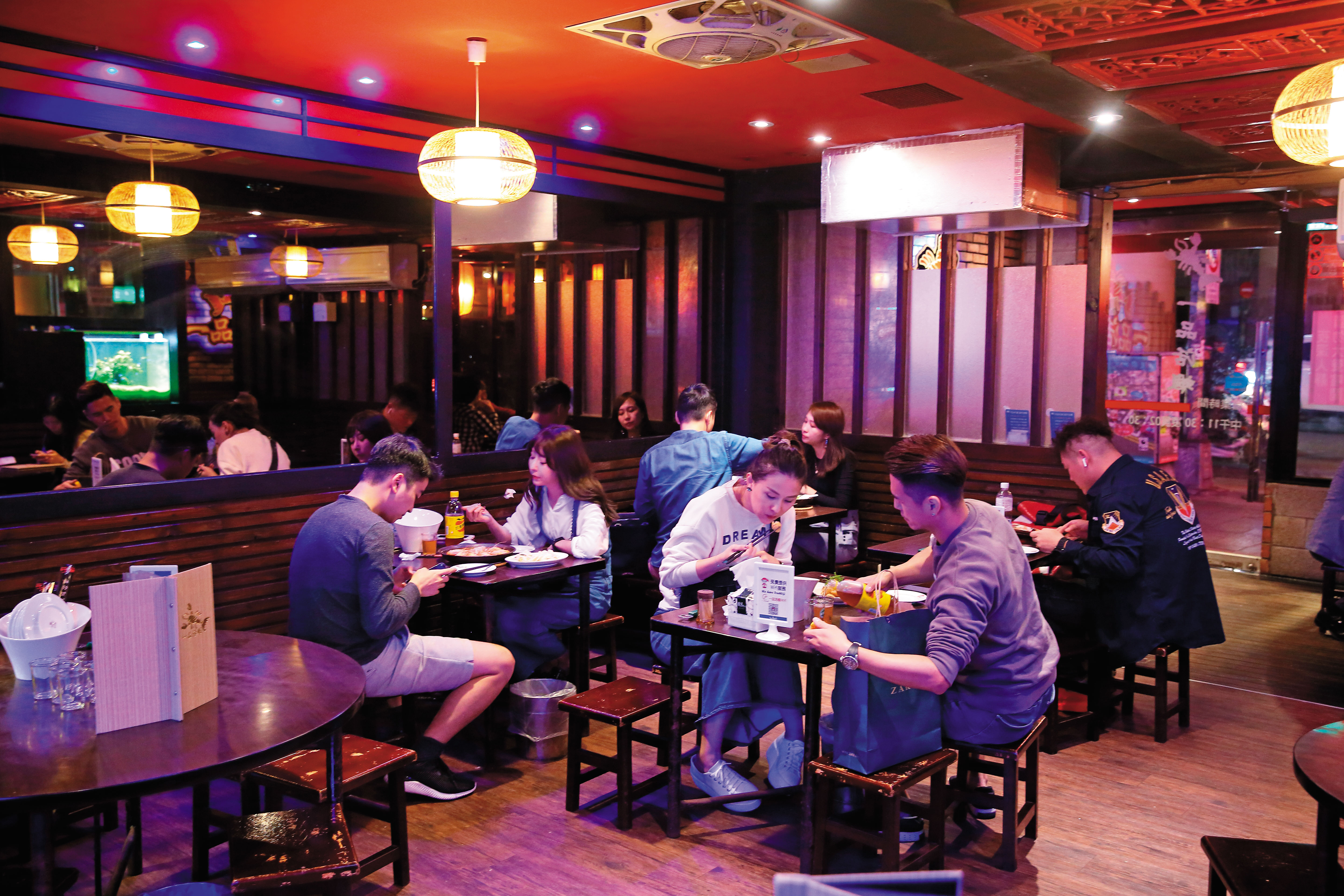 蕭文明希望打造出台式居酒屋風格，吸引顧客下班後進來吃蝦、小酌。