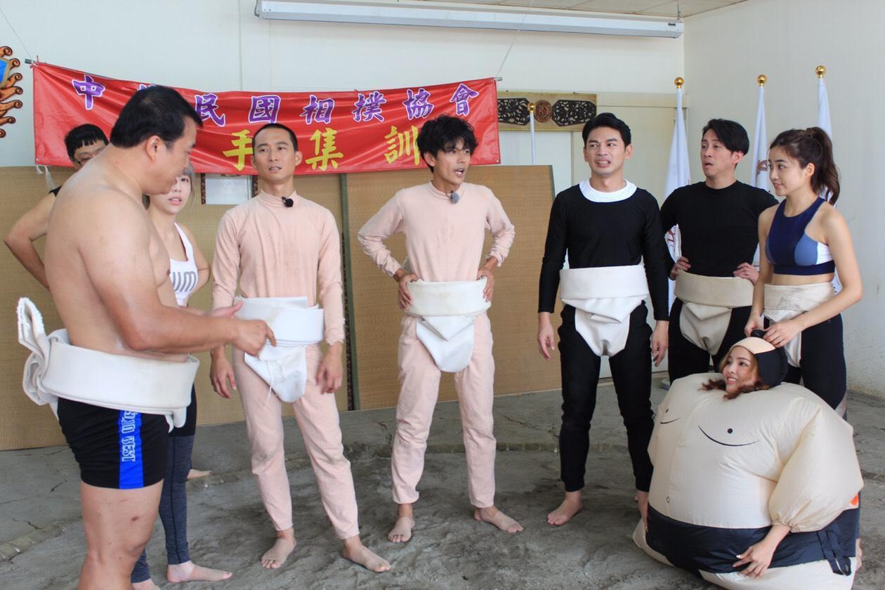 浩角翔起與阿ken、陳漢典聯手對抗相撲力士。（民視提供）