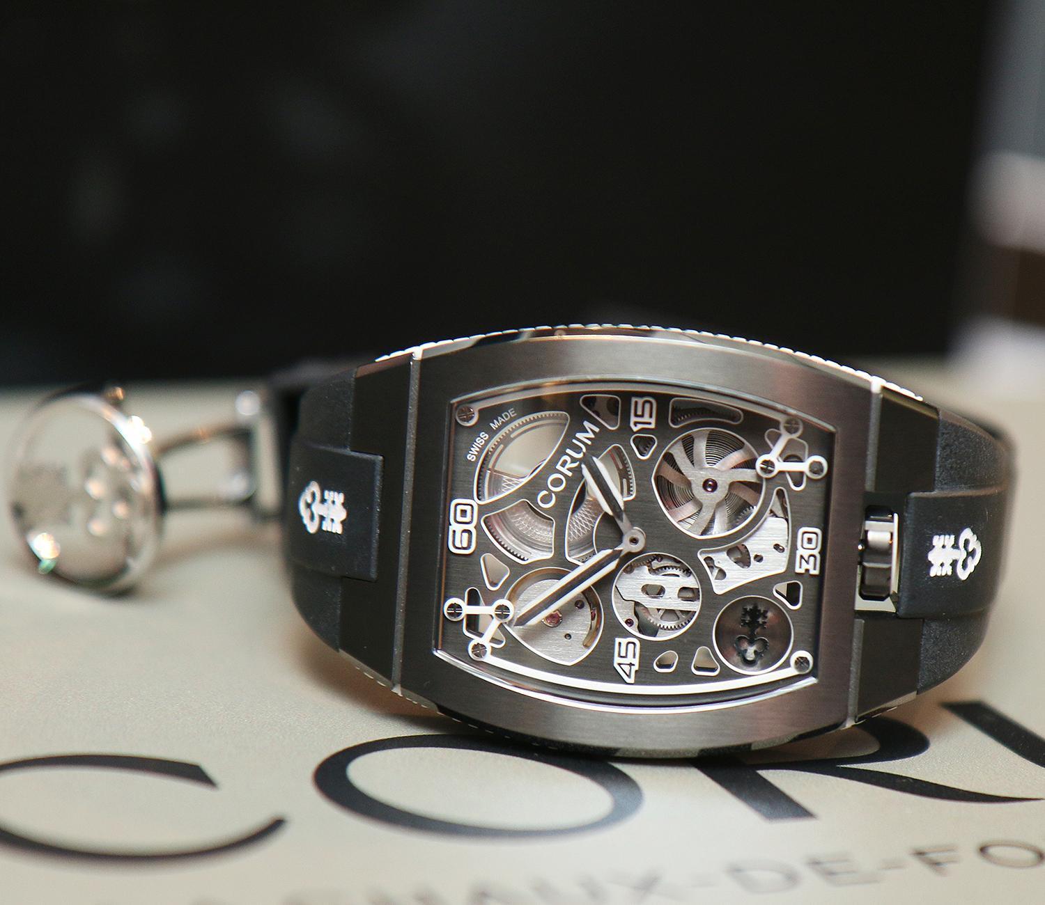 Heritage Corum LAB 01是崑崙錶近期發表的全新作品，酒桶型的錶殼與機芯，橋板的線條與鈦金屬材質錶殼，營造出前衛現代風格。限量99只，定價NT$489,000。