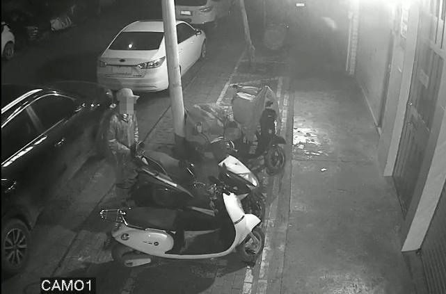 疑似竊賊邊喬車邊左顧右盼。(翻攝爆廢公社)