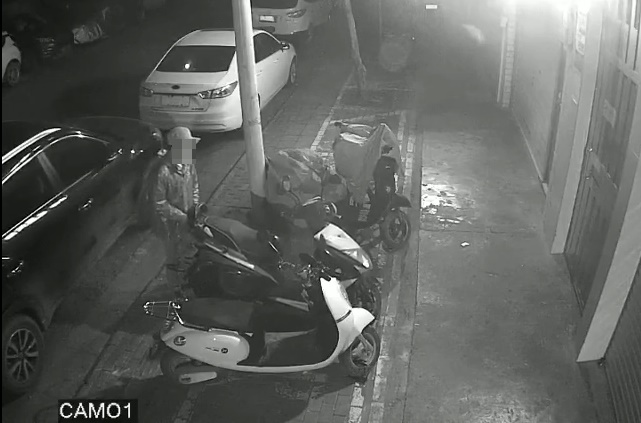 疑似竊賊邊喬車邊左顧右盼。（翻攝爆廢公社）