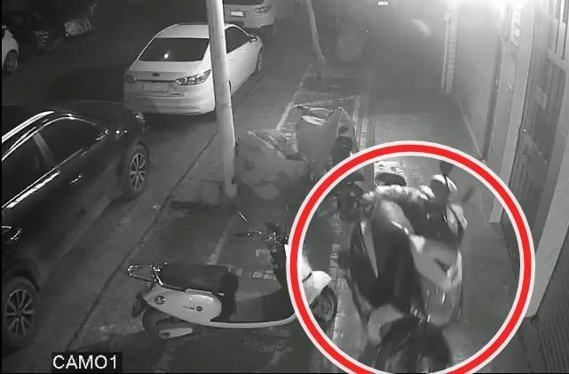 猛賊輕鬆用公主抱的方式把機車抱走。(翻攝爆廢公社)