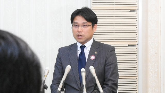 西岡晃在日本召開記者會說明被質疑喝花酒經過。（翻攝newstube.work）