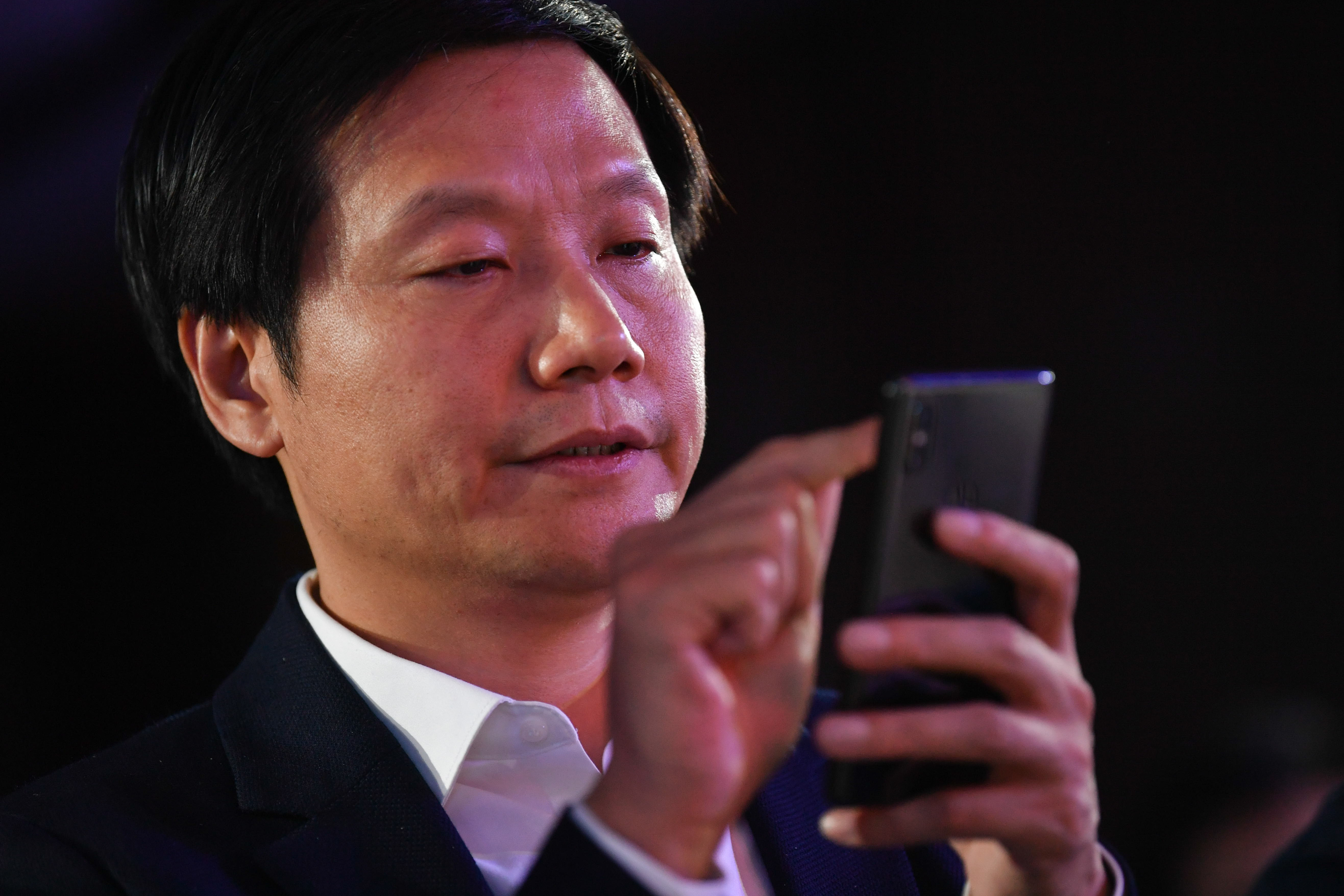 小米創辦人雷軍日前介紹AI智慧語音助理「小愛」，但小愛頻頻答非所問，讓雷軍相當尷尬。（東方IC）