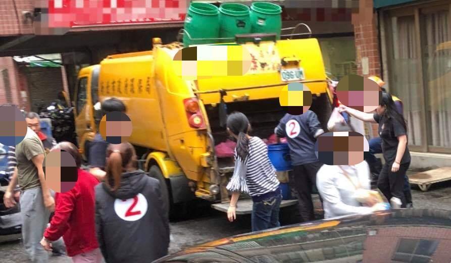 選前有候選人團隊熱情幫忙民眾倒垃圾。（翻攝自爆廢公社）
