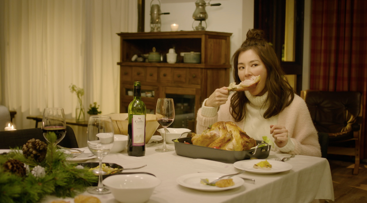 陳怡蓉在戲裡因為被Melody惡整，氣到只能啃雞腿發洩。（青睞影視提供）