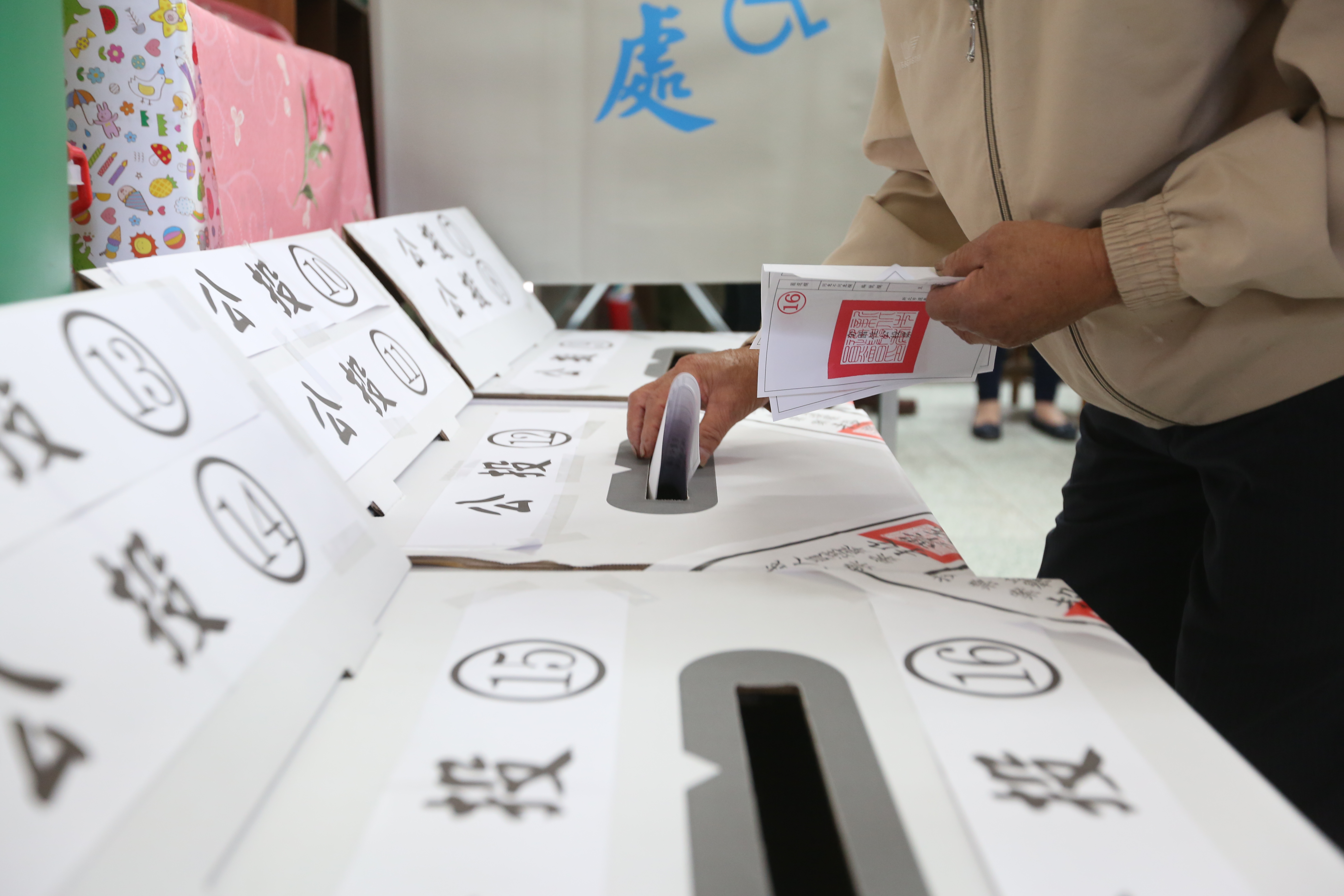 呂秋遠不滿這次幾項公投題目，「當題目的設計與內涵，完全能操弄時，真的能當作民意的依歸？」