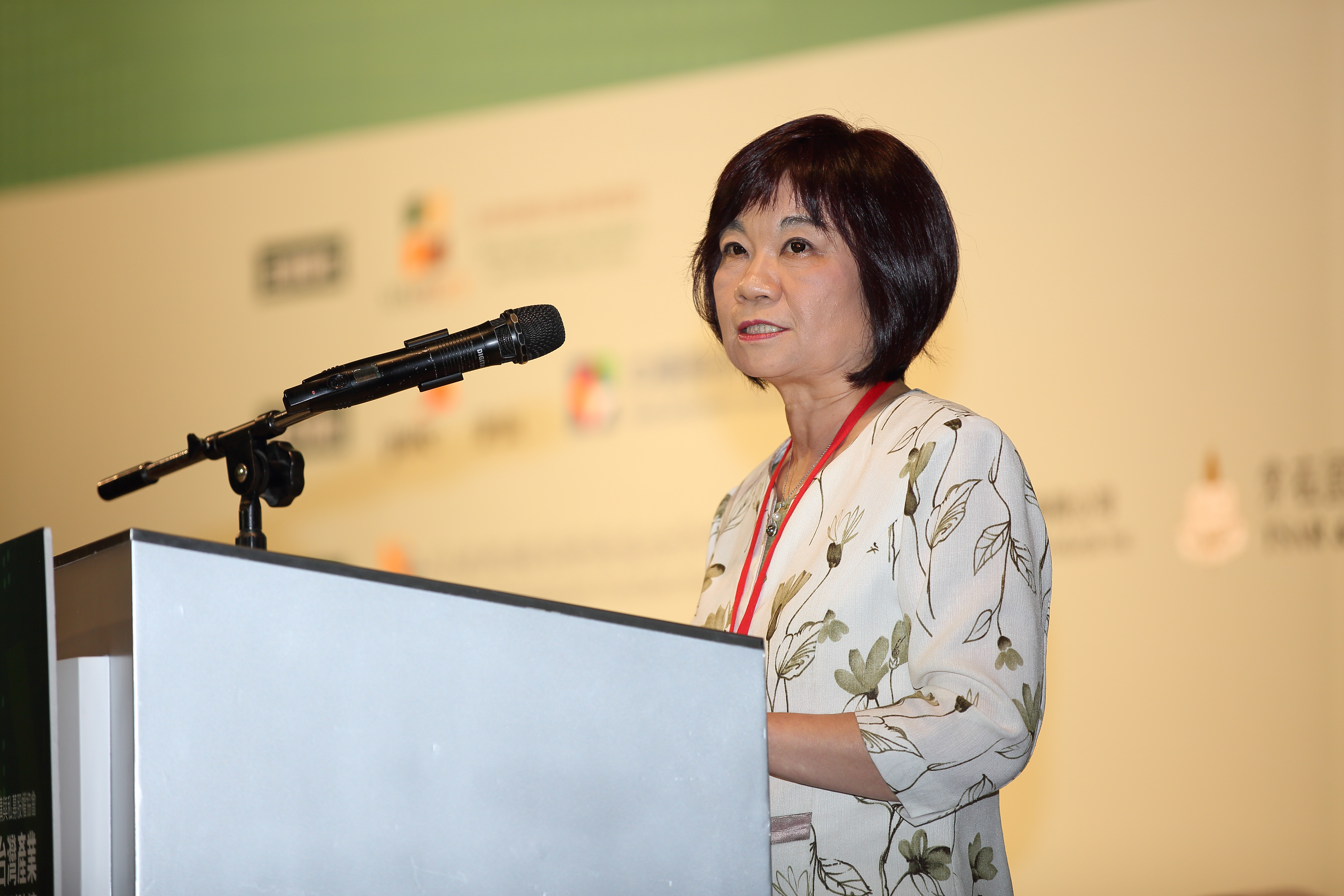 國發會主委陳美伶表示，在不影響國內就業機會和薪資水準的前提下，將積極延攬外籍中階人才。