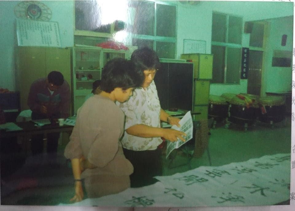 黑潮書法社現任會長陳仁和（右），多年前也在夜間部向蕭春生學寫書法。（陳仁和提供）