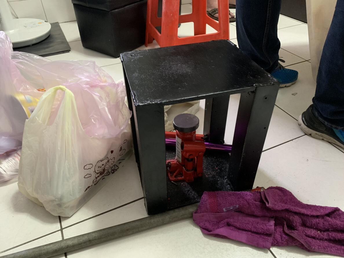嫌犯自備毒品壓模器,準備壓製成塊販售。(警方提供)