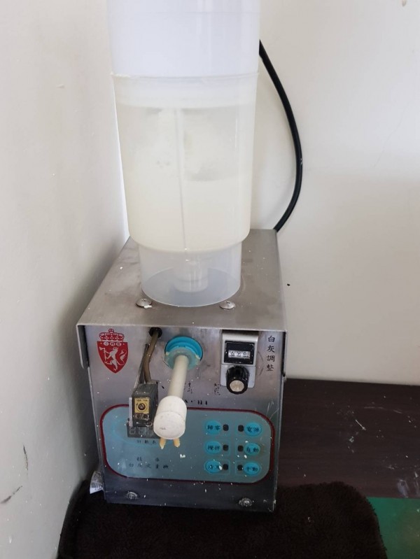 詐騙機房找來一名專門包檳榔的師傅,還引進一台全自動檳榔拌料生產機,專門提供檳榔給集團成員。(警方提供)