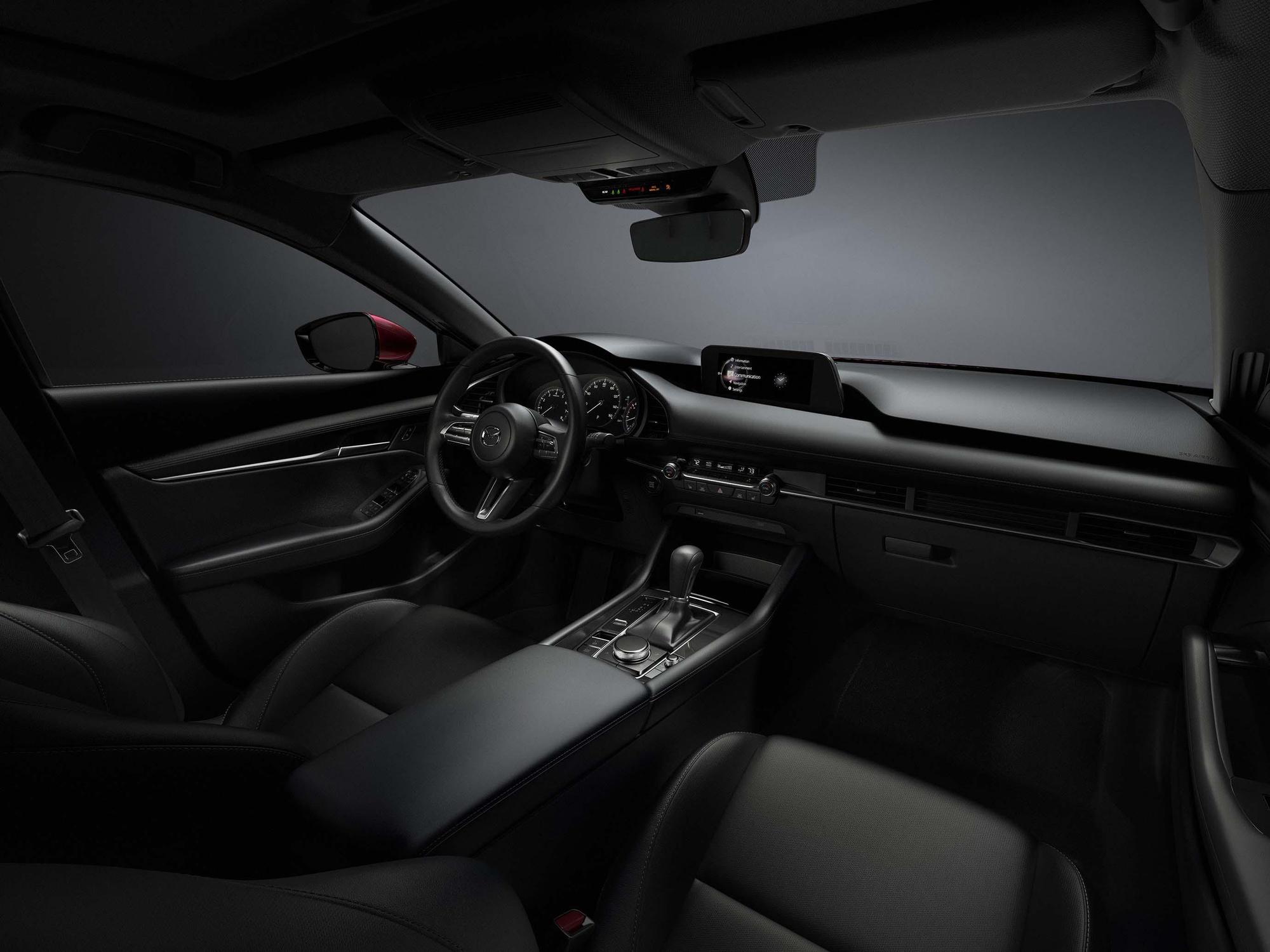 第四代的Mazda3在內裝鋪陳則維持了簡約的風格。