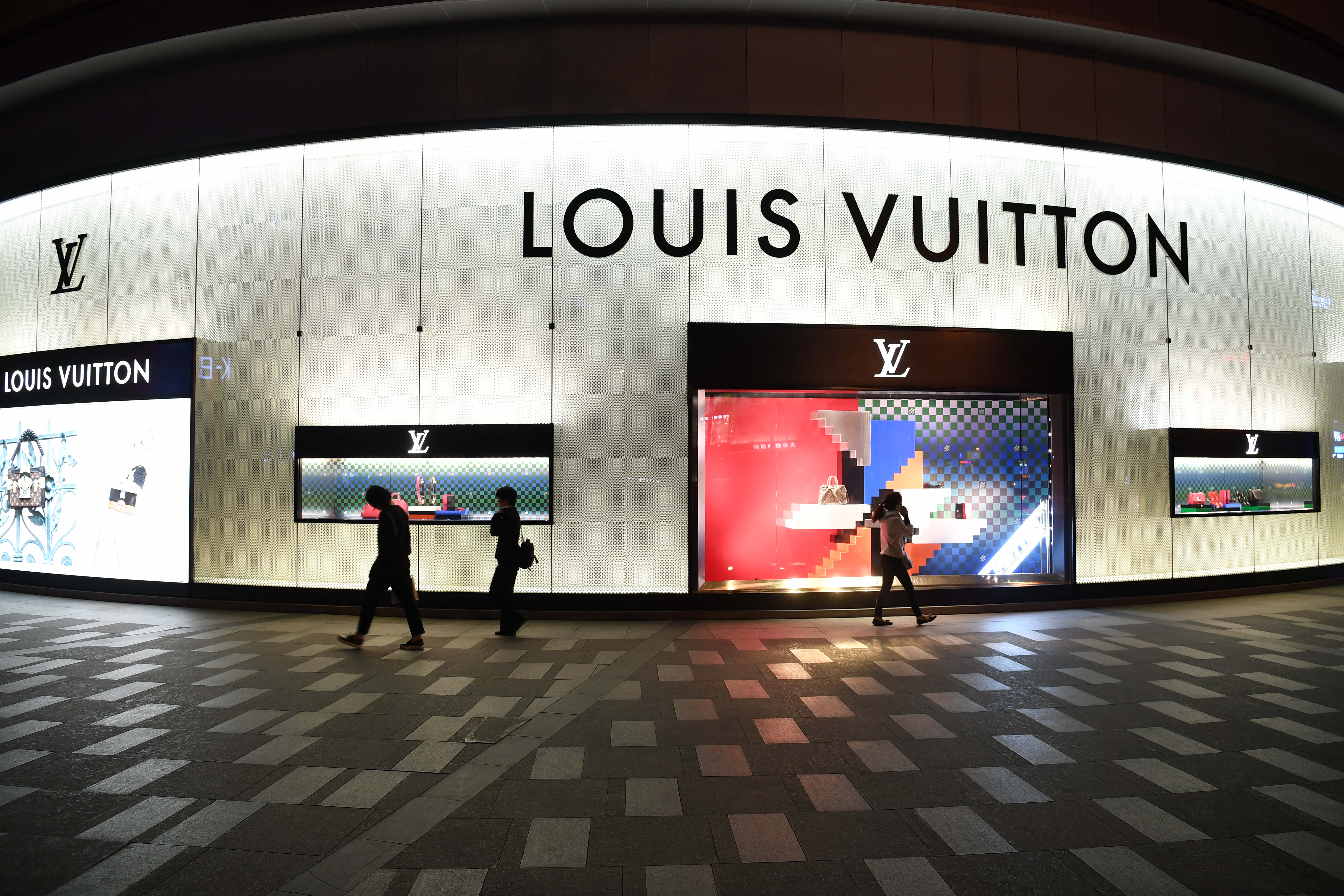 北京當局嚴查代購，拖累LV海外銷售業績。（東方IC）