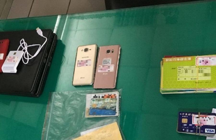 警方在車內起出大量人頭帳戶金融卡及存簿。（警方提供）