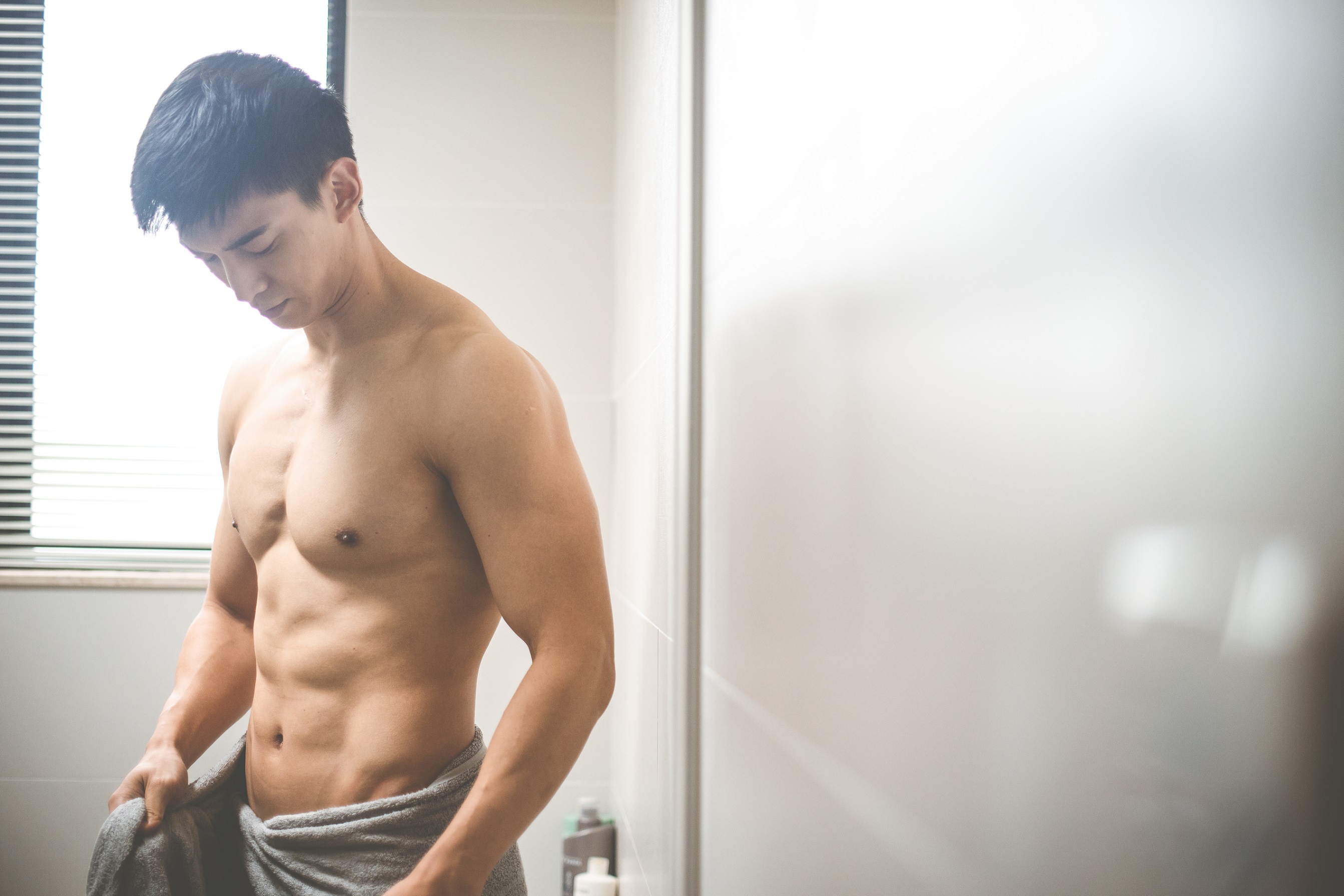 王家梁在劇中大方展露好身材，冷水沖澡的戲很激情。（東森創作提供）