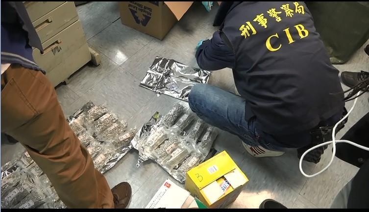 警方和海關查獲60包真空包大麻花，市價800萬元。（刑事局提供）