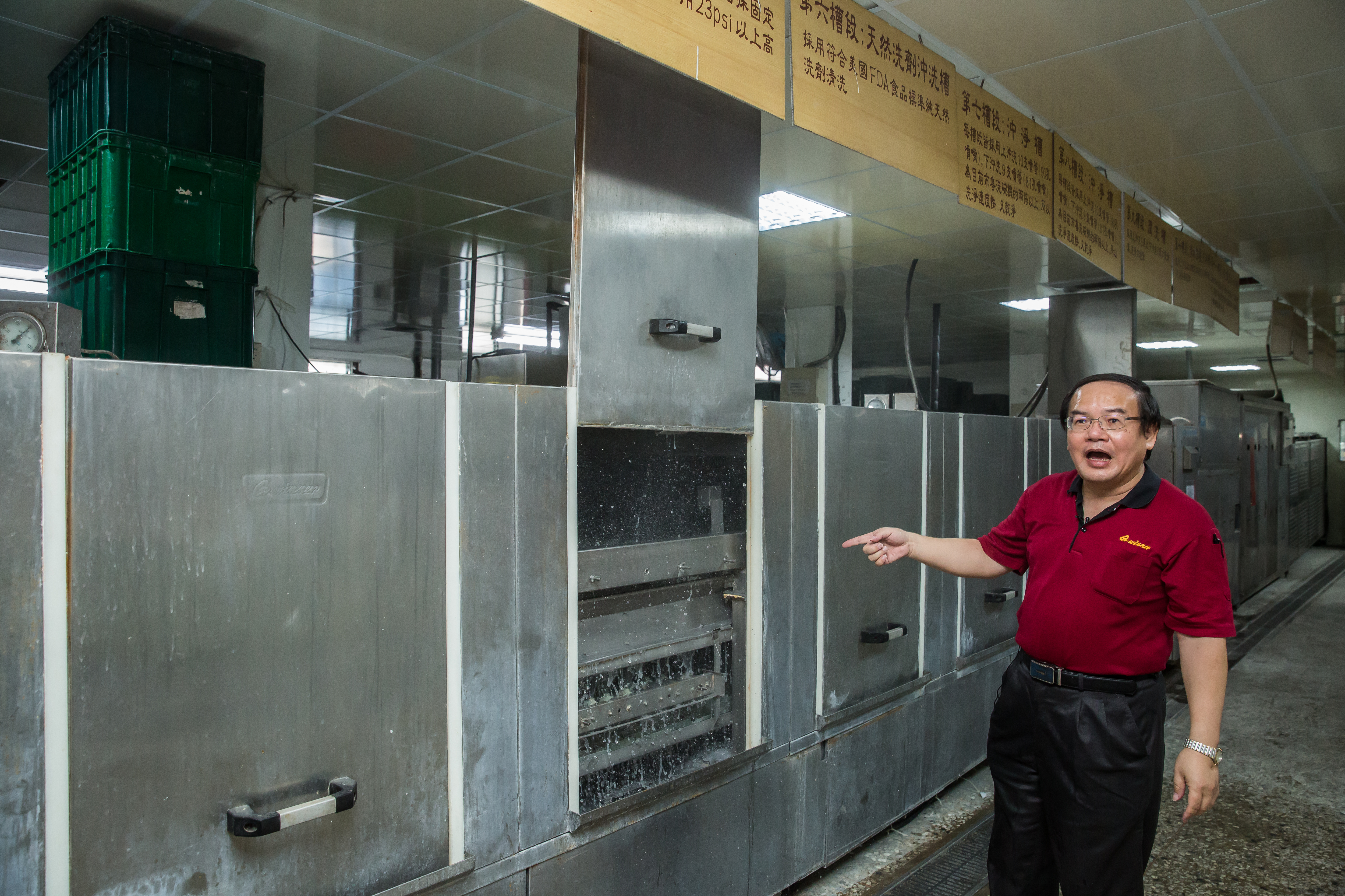 長30公尺的巨無霸洗碗機，採七槽式高壓洗滌，溫度從90度到50度變化，機械設計出身的董事長廖品源說，這個機器有20項以上的專利。