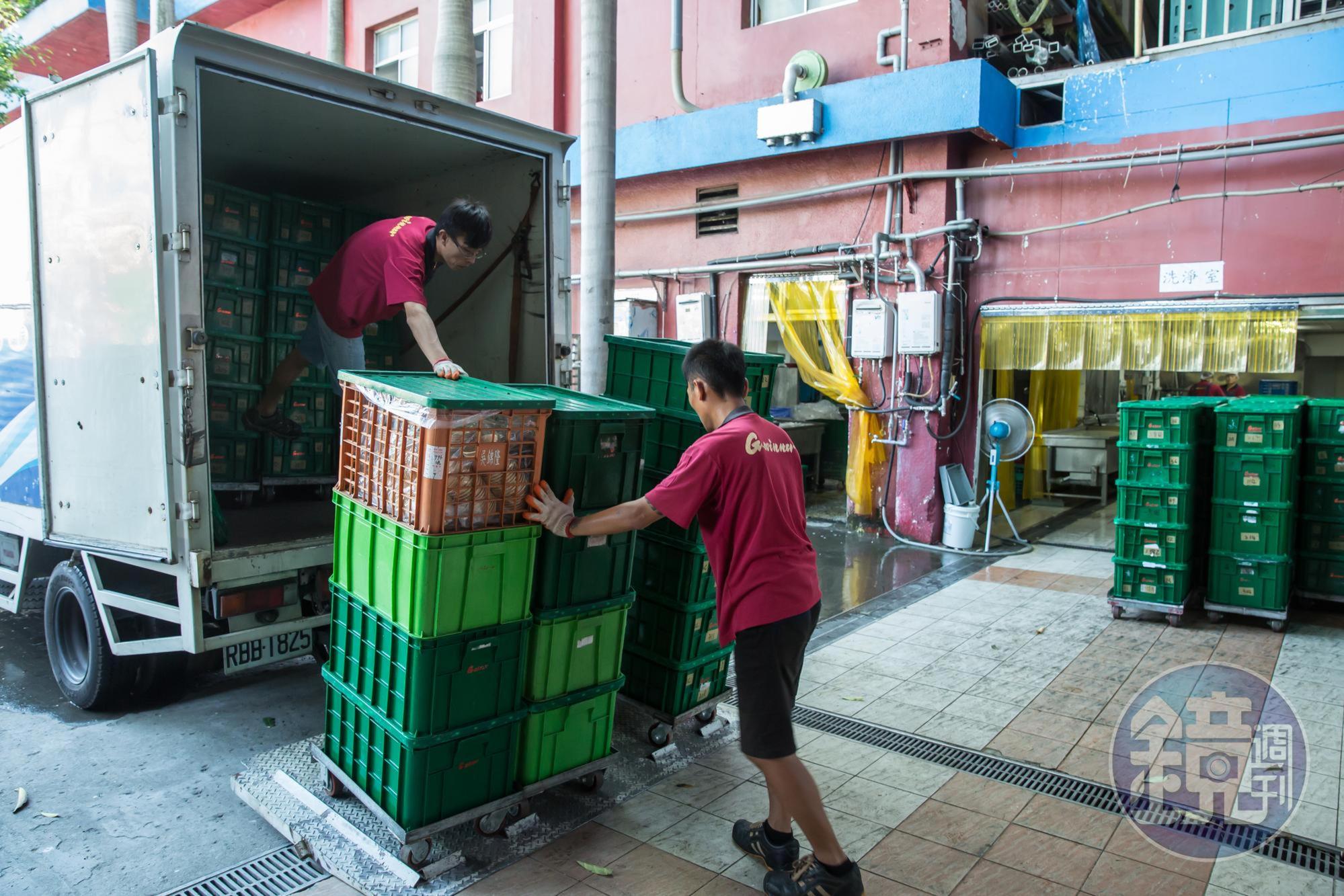 物流車進進出出,負責配送的主管有app可以掌握其路線與抵達時間。