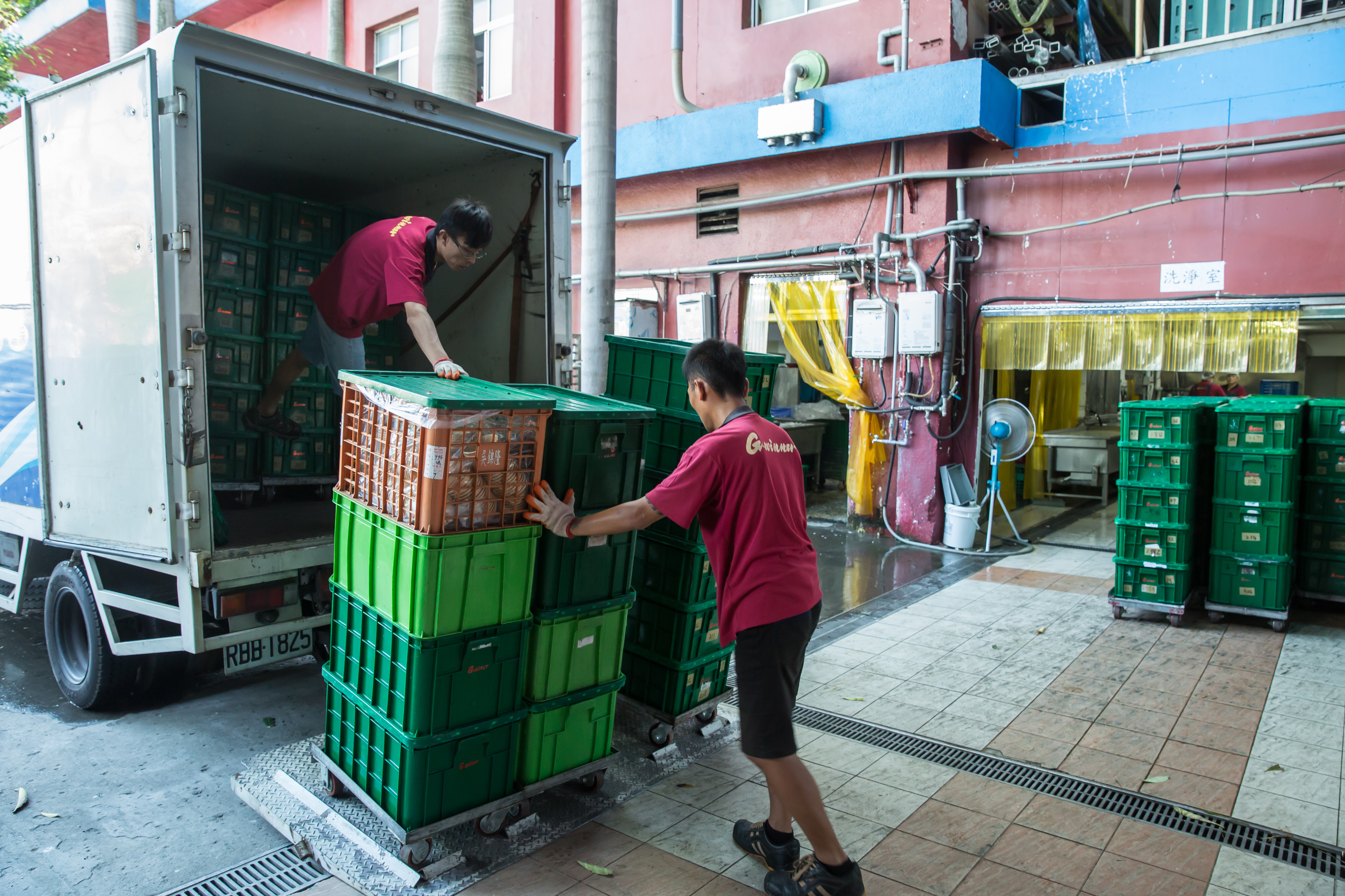 物流車進進出出，負責配送的主管有app可以掌握其路線與抵達時間。
