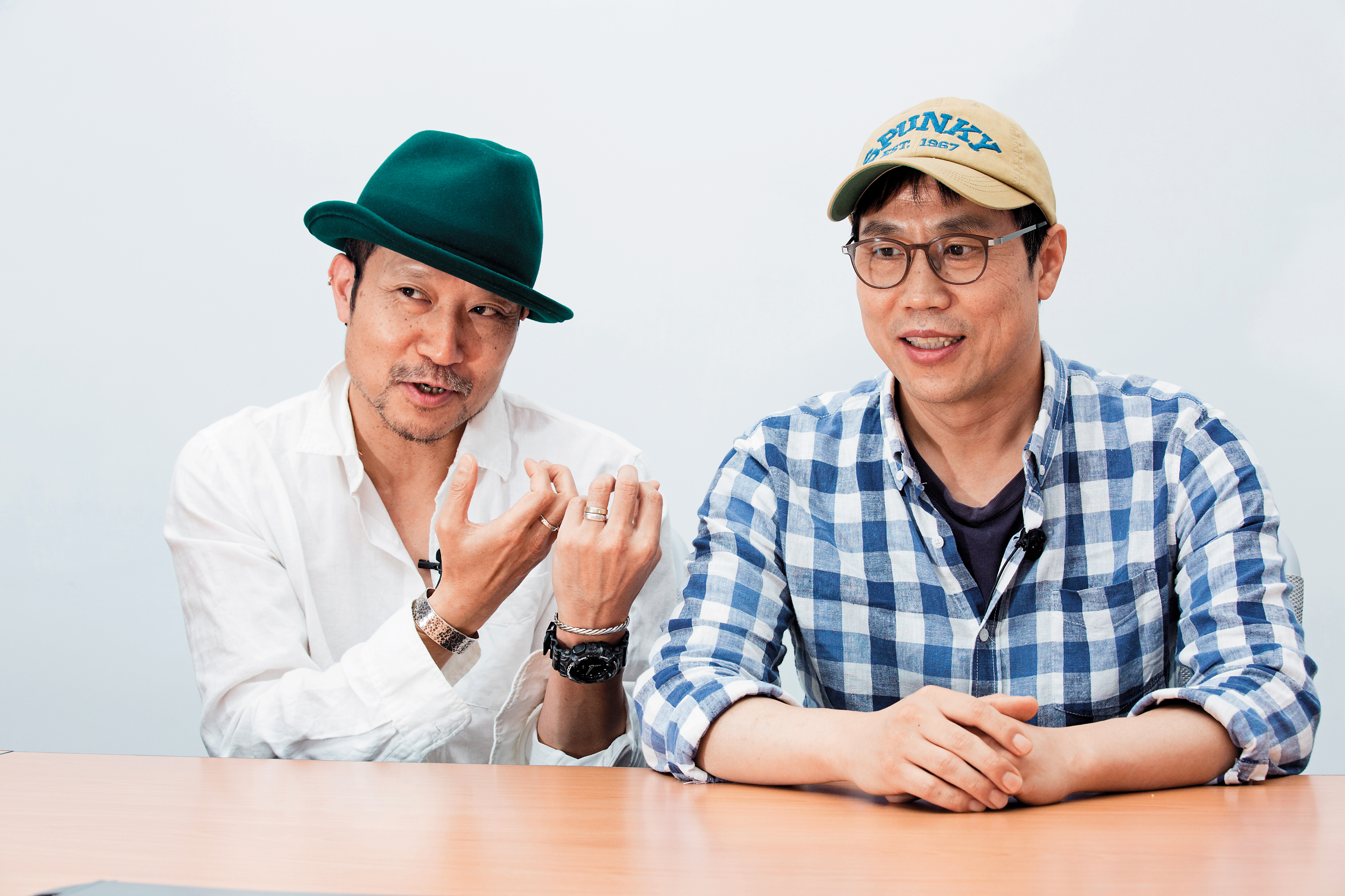 肢體語言豐富的吳承允（左），費了一番功夫才成功說服學弟李春白（右）共同合作。