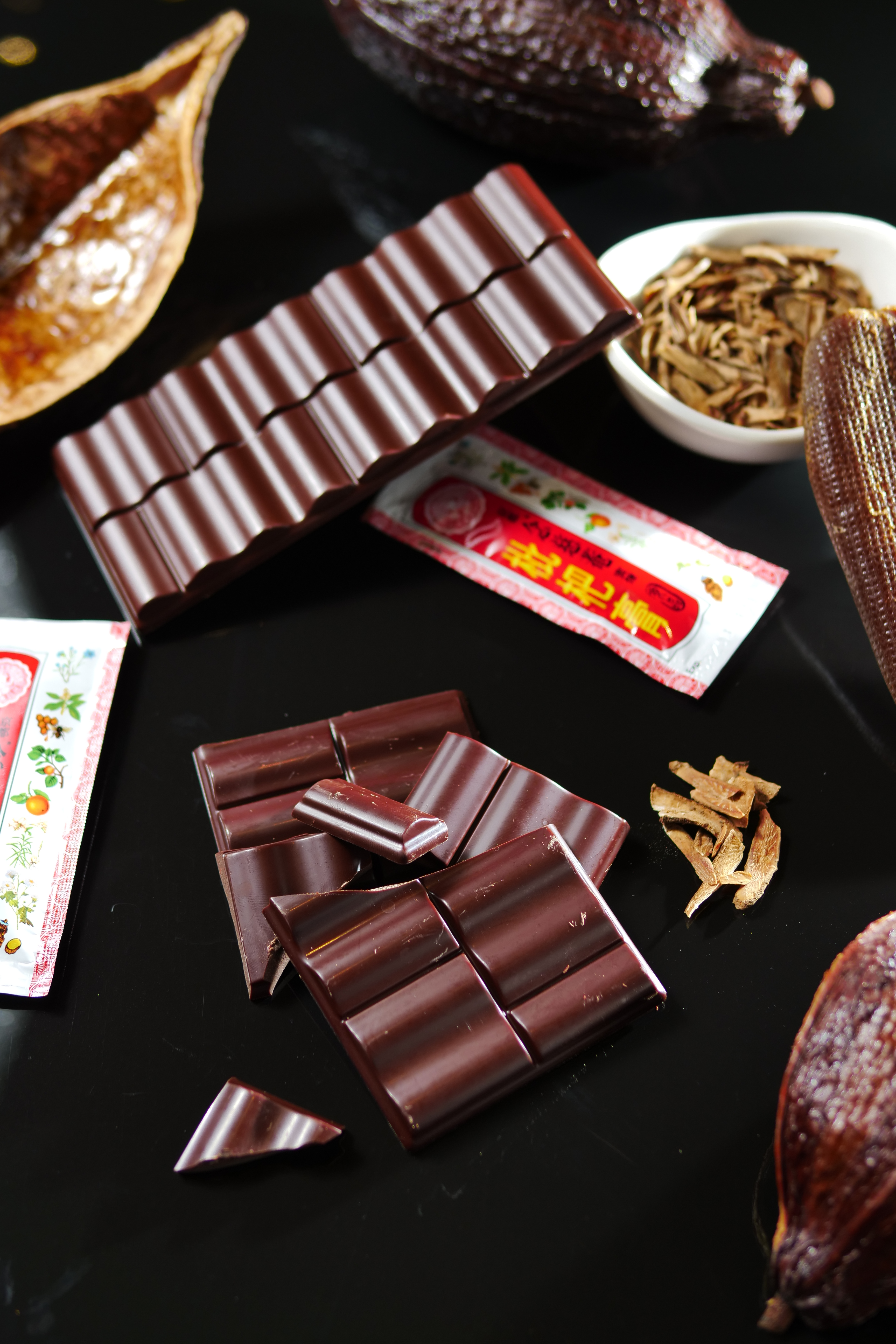 Danny以牛蒡、川貝枇杷膏巧克力Bar，展現Bean to Bar的製作實力。