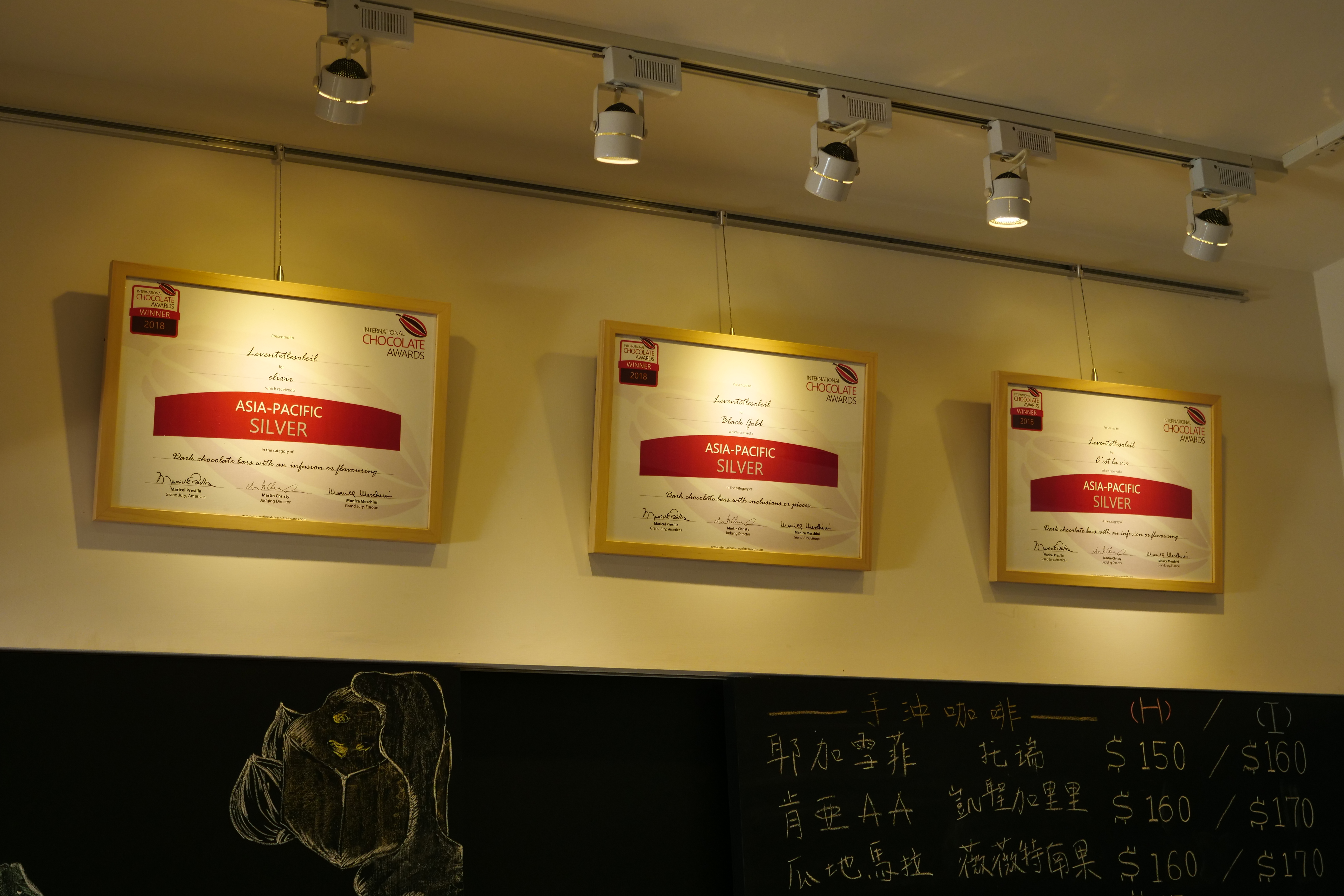 今年ICA亞太區競賽獲得的3面獎牌，高掛於店裡，總決賽獎牌即將加入慶祝行列。