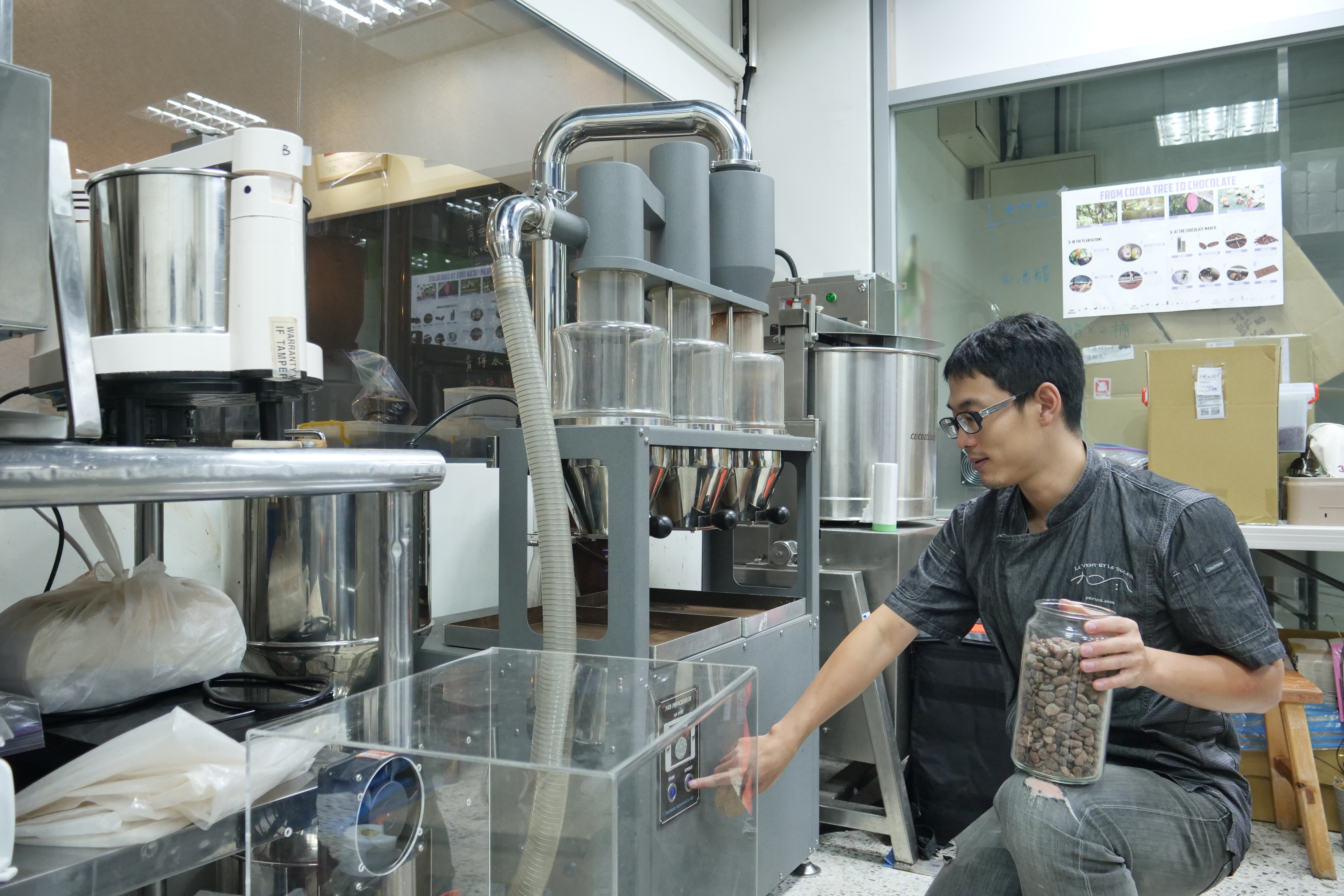 在店裡就能做到Bean to Bar的製程，利用機器風選去除豆殼，保留風味較強烈的可可豆碎。