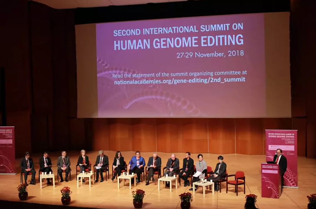 峰會最後一天，組委會的頂尖專家上臺發布最終聲明。（來源DT君）