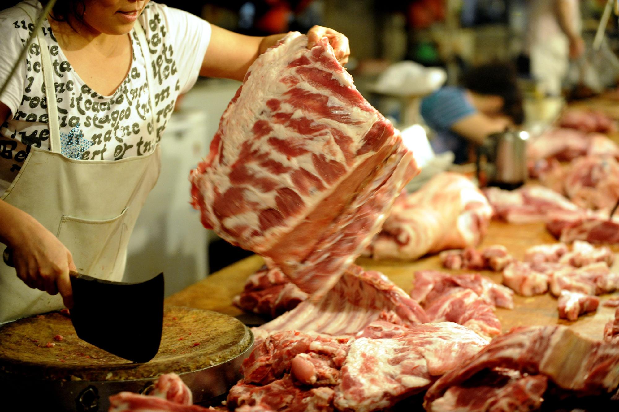 泰國青年食用半熟豬肉,感染寄生蟲送醫治療。(示意圖,東方IC)