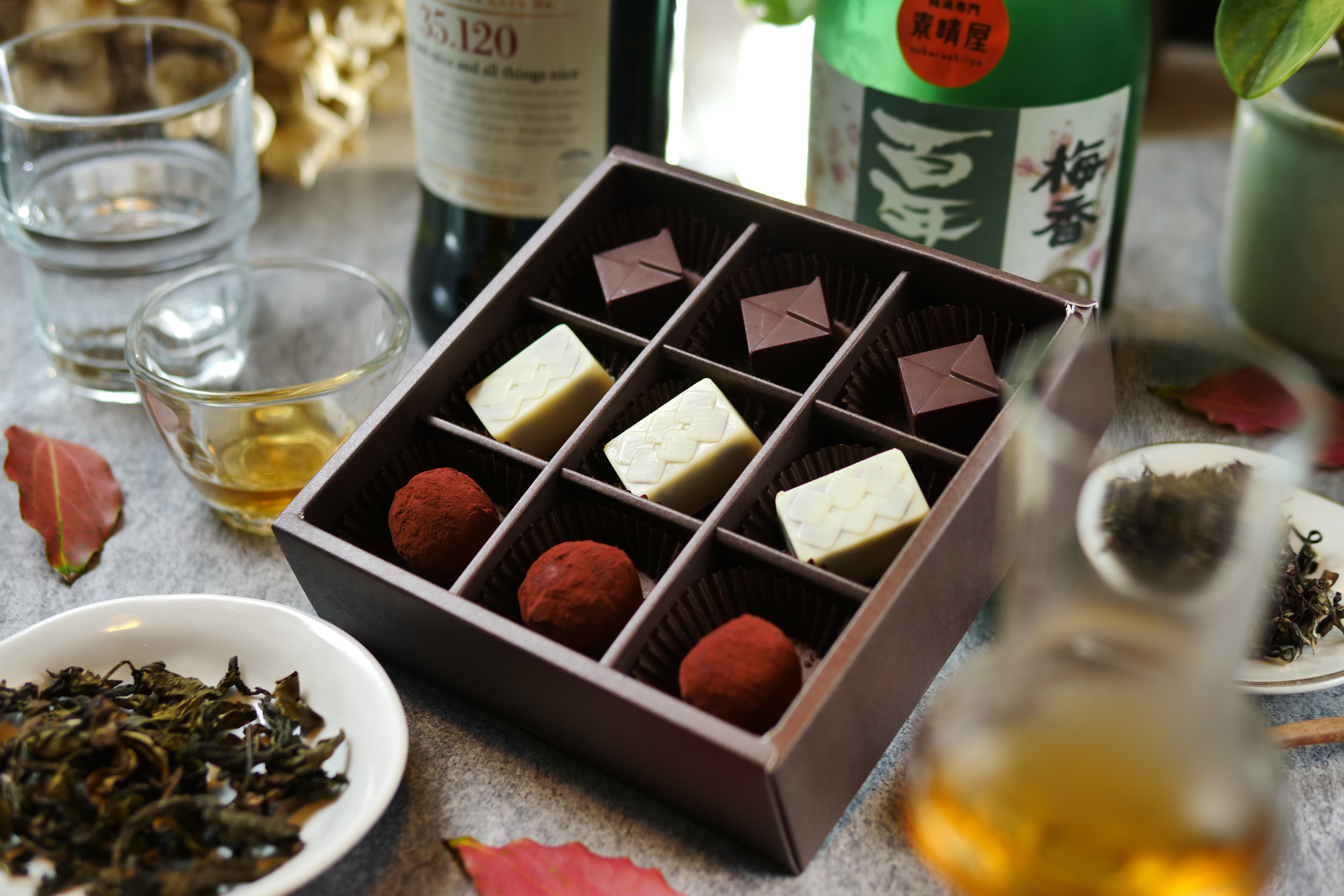 「茶酒巧克力」融合艾雷島威士忌、梅酒、東方美人茶，奪下今年世界巧克力大賽亞太區競賽的3面獎牌。（50～80元／顆，660元／盒，9顆入，附提袋、禮盒）