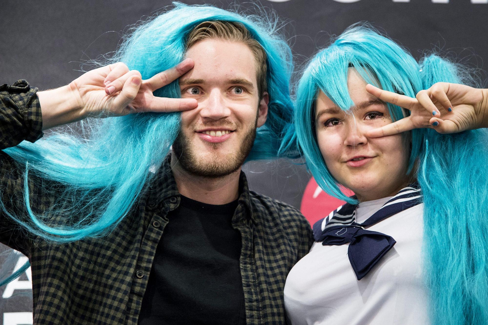 2015年11月7日,YouTube的知名紅人PewDiePie在瑞典斯德哥爾摩的新書簽名會上與粉絲合影。(東方IC)
