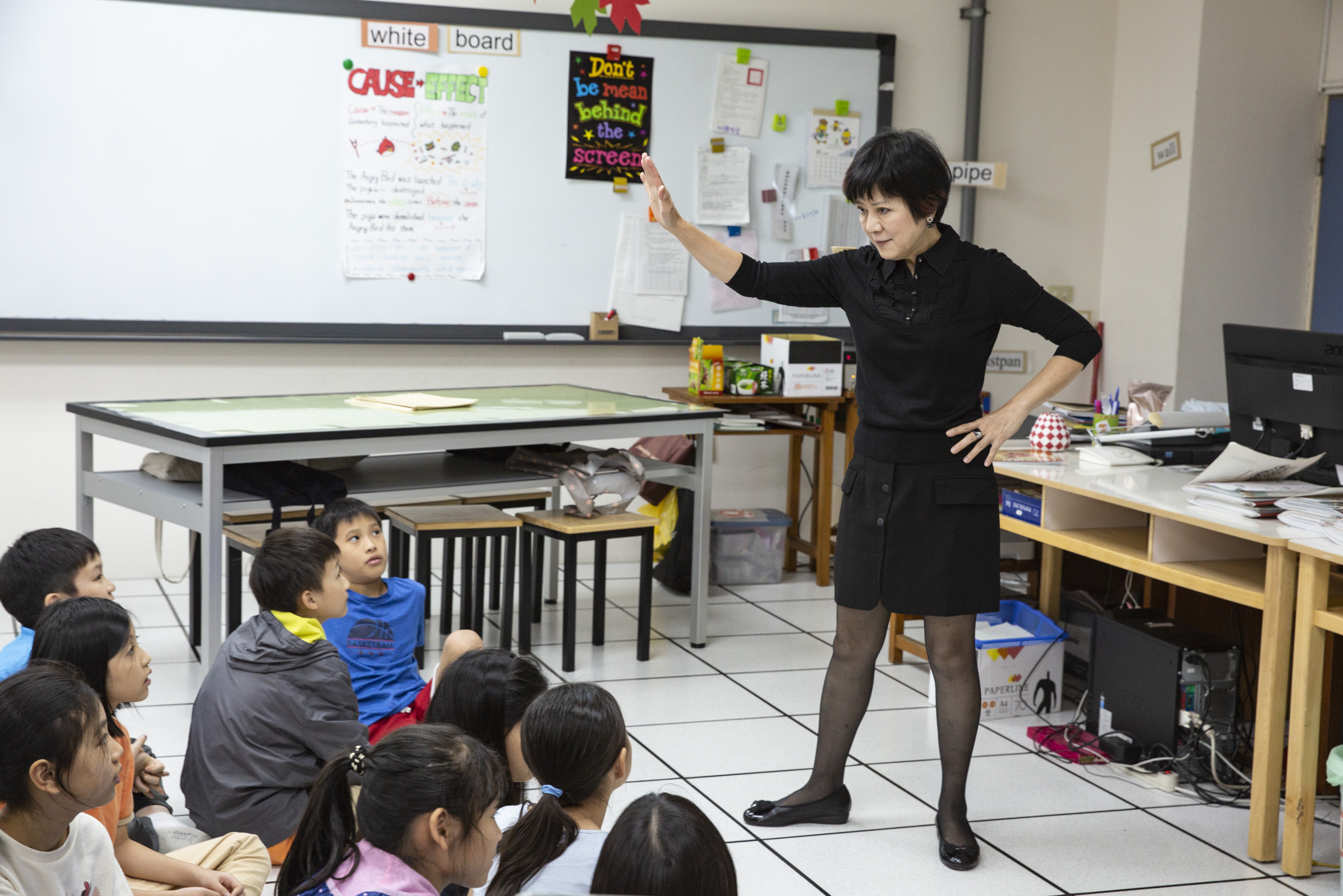 李以敏說：「 我是革命家，對小學生革命更要有一些本事。」只要她一開口，底下的小孩無不全神貫注。