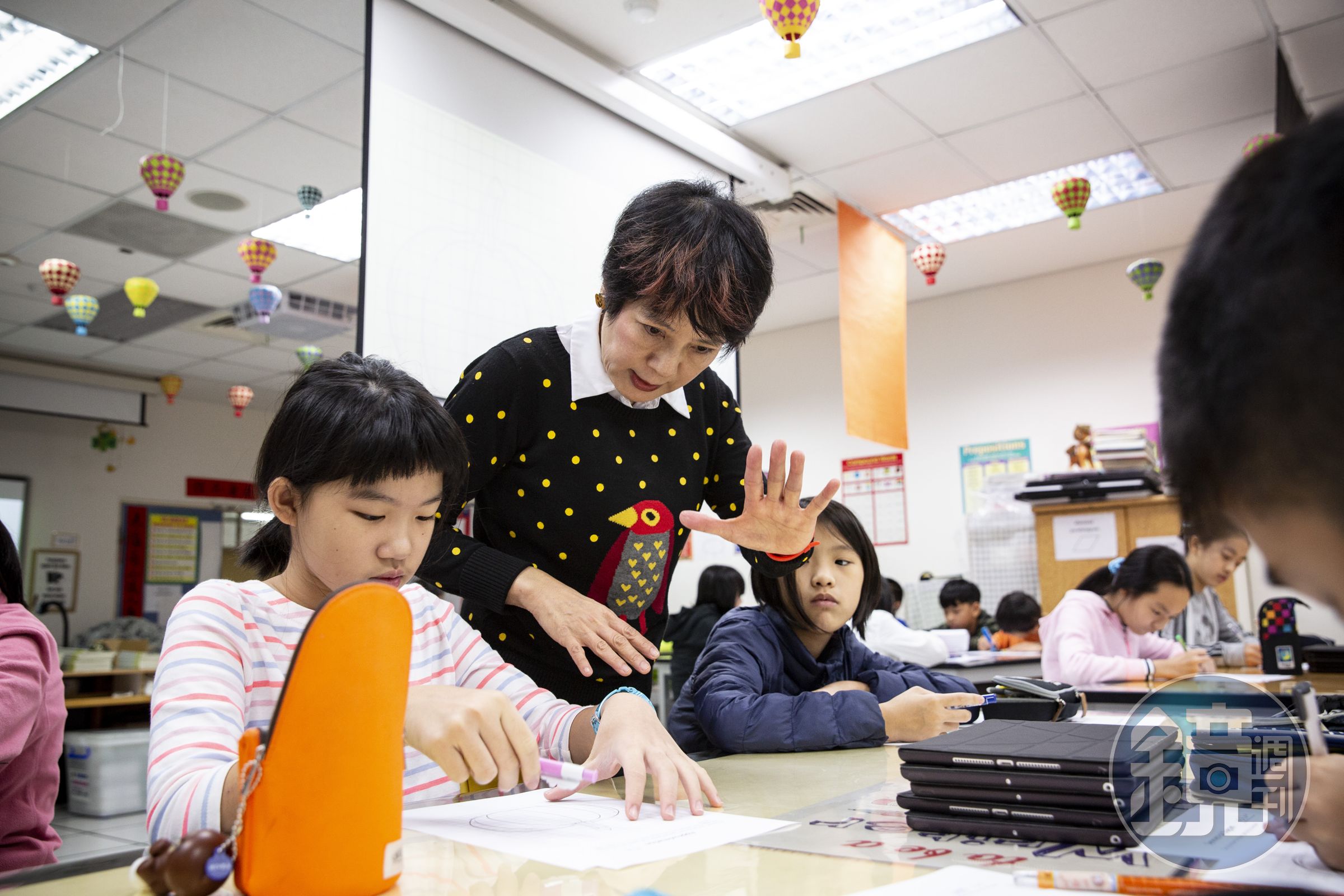 李以敏盡量讓自己的注意力公平分配到每個學生身上，避免某個學生特別得到關愛。