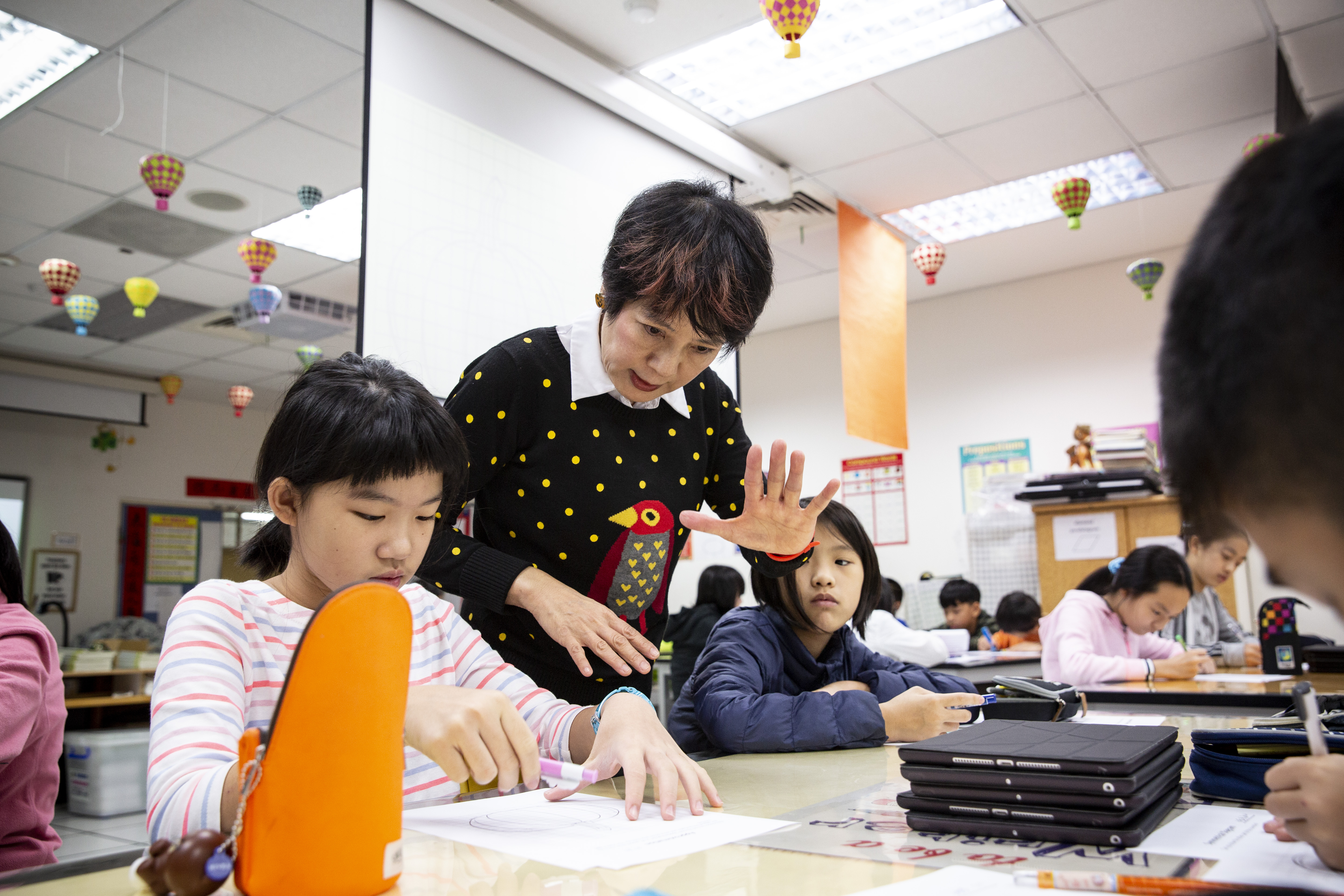 李以敏盡量讓自己的注意力公平分配到每個學生身上，避免某個學生特別得到關愛。