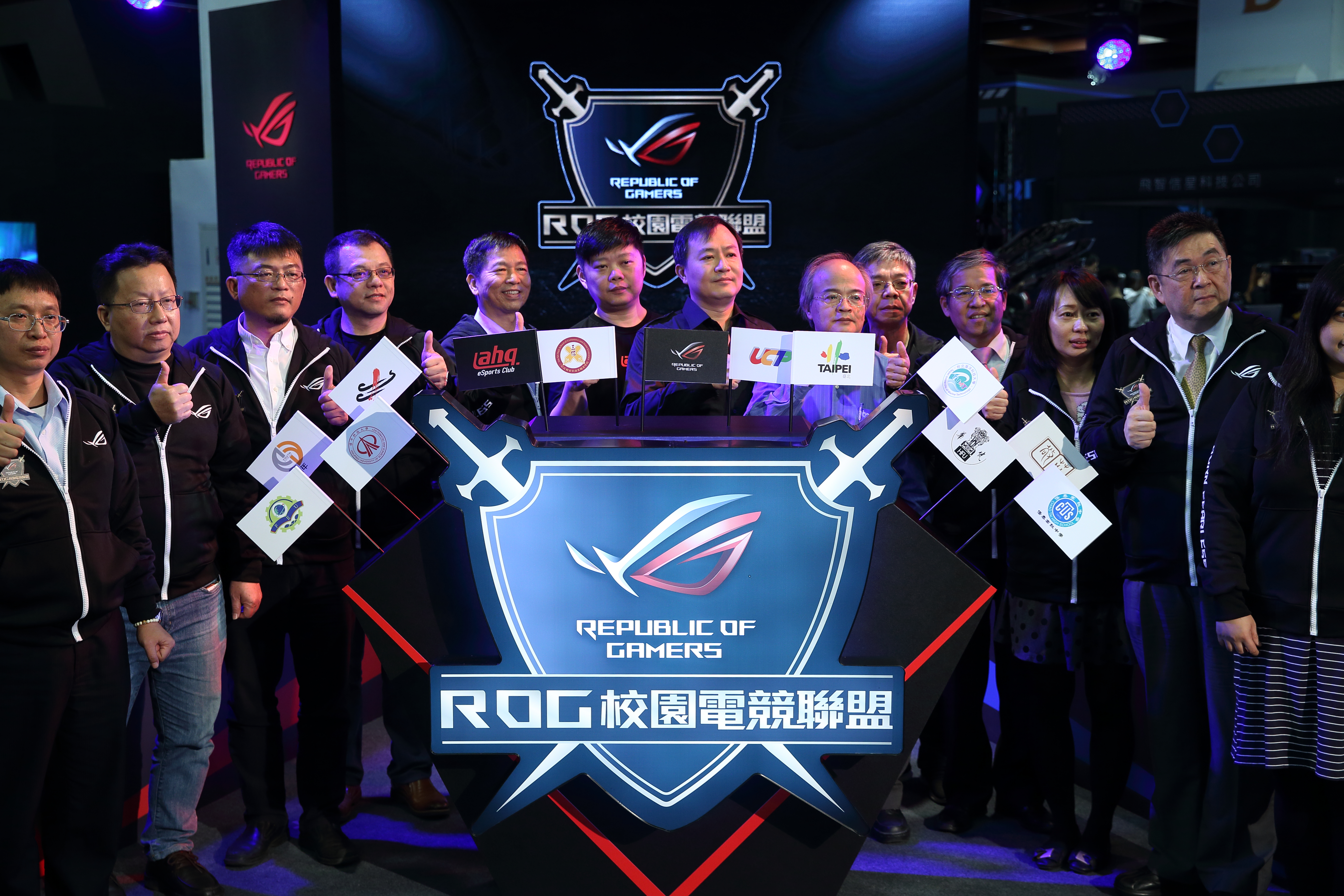 華碩在資訊月成立「ROG校園電競聯盟」大舉贊助校園成立電競教室，希望能夠向下紮根。