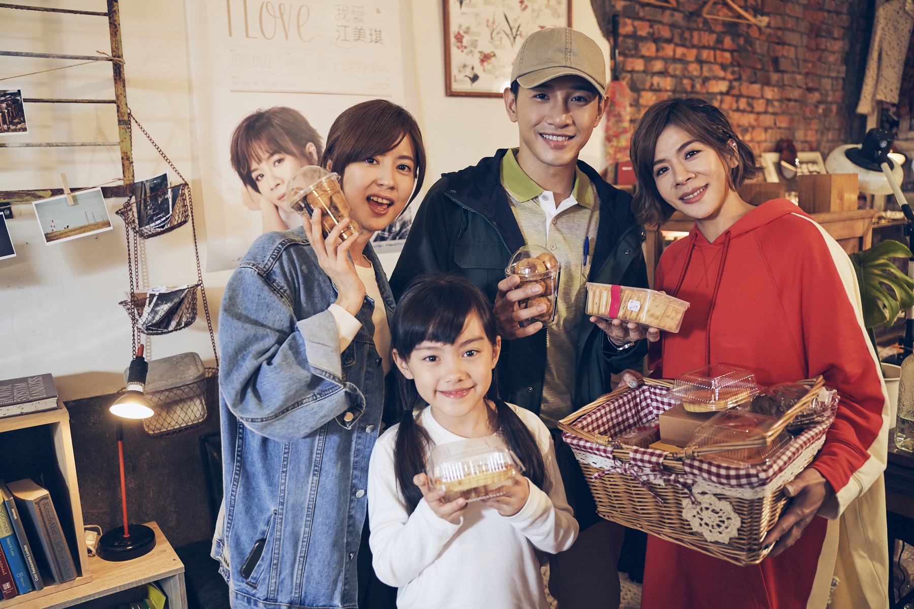 江美琪（右）新歌〈家珍〉MV邀來林予晞（左）、張立昂（中）及7歲的童星陳汎柔跨刀助陣。（索尼提供）